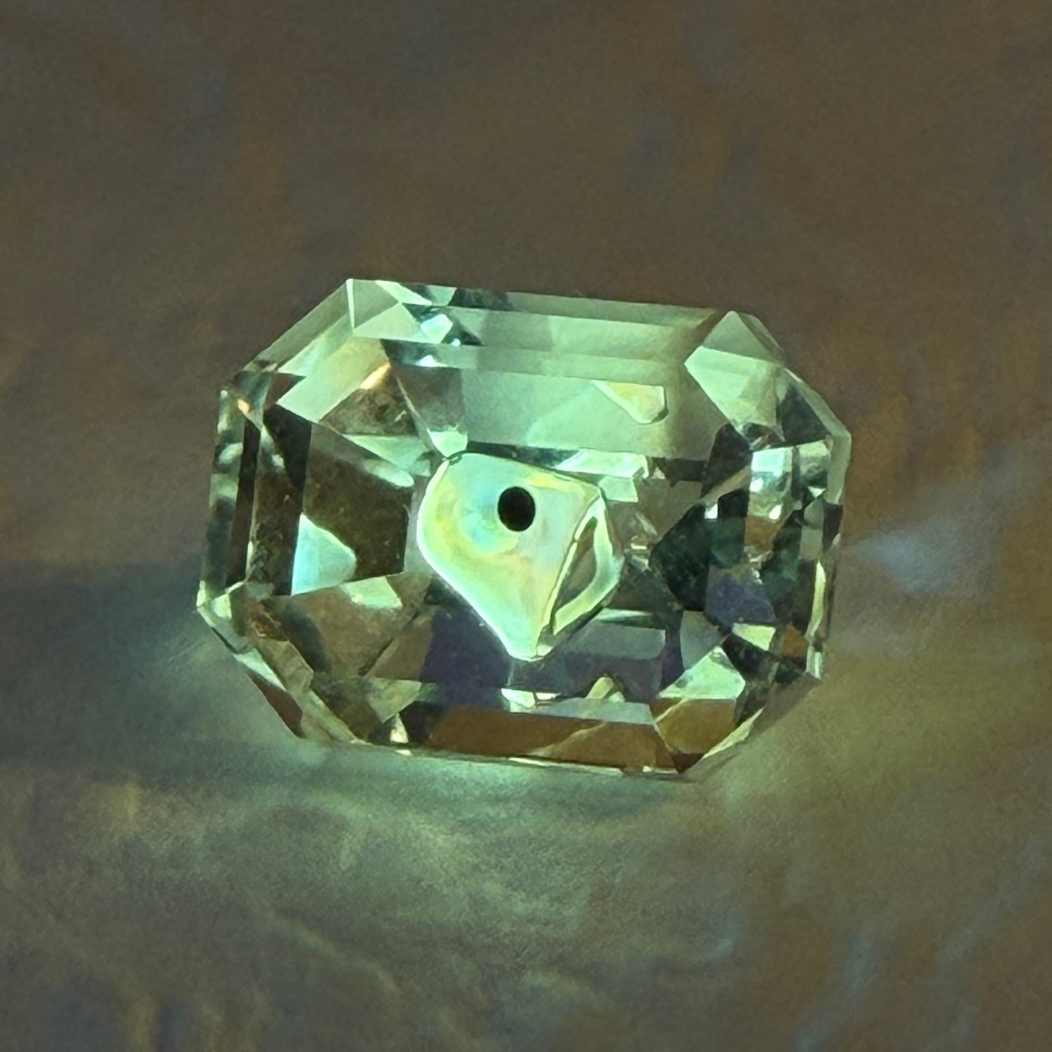 天然石油英格蘭水晶 – 0.74 克拉祖母綠切工 (5.8 x 4.3 mm) – 含有可移動氣泡的流體包裹體