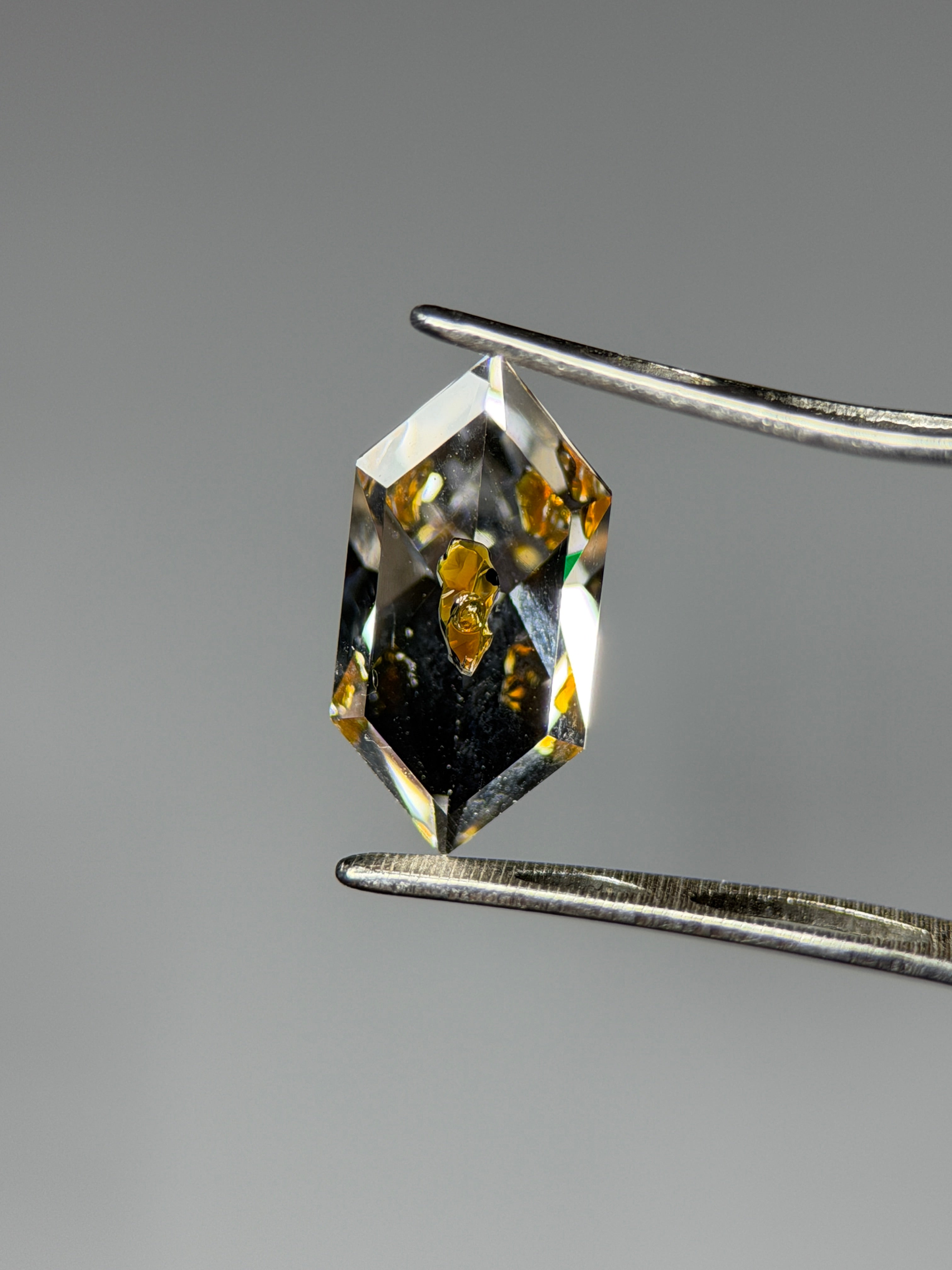 天然石油水晶 – 0.76 克拉 六角形切割 (4.6 x 9.4 毫米) – 帶可動氣泡的流體包裹體