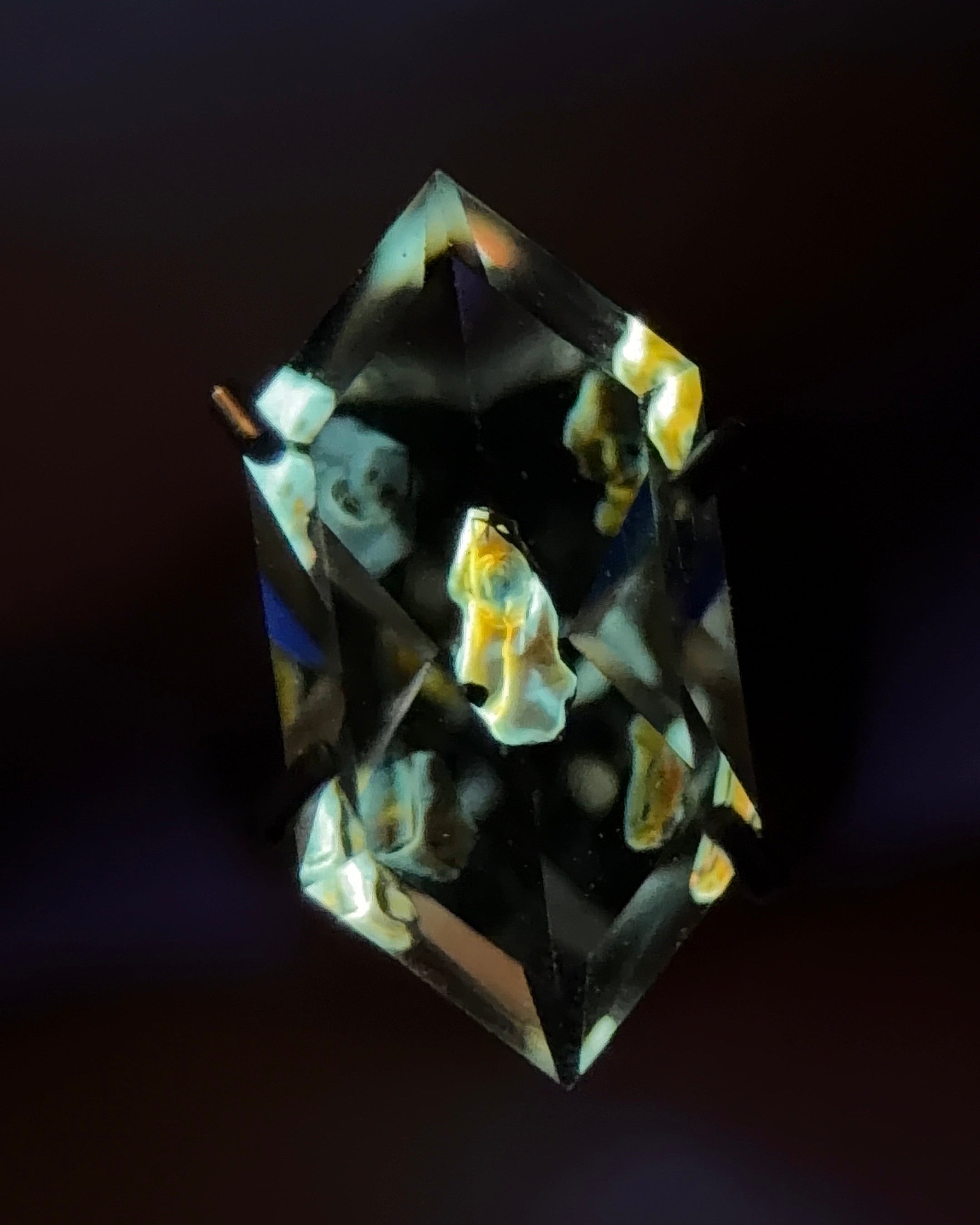 天然石油水晶 – 0.76 克拉 六角形切割 (4.6 x 9.4 毫米) – 帶可動氣泡的流體包裹體