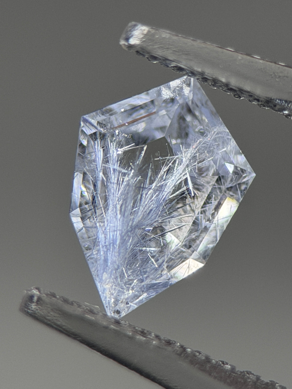 天然藍線石水晶 – 0.78 克拉幾何風箏/盾形切割 (8.1 x 5.7 毫米) – 馬達加斯加 – 精緻藍色針狀內含物