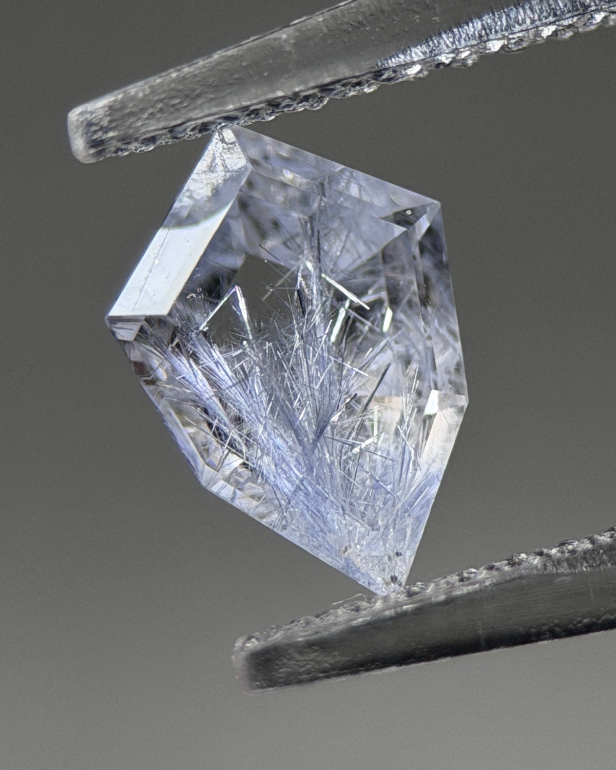 天然藍線石水晶 – 0.78 克拉幾何風箏/盾形切割 (8.1 x 5.7 毫米) – 馬達加斯加 – 精緻藍色針狀內含物