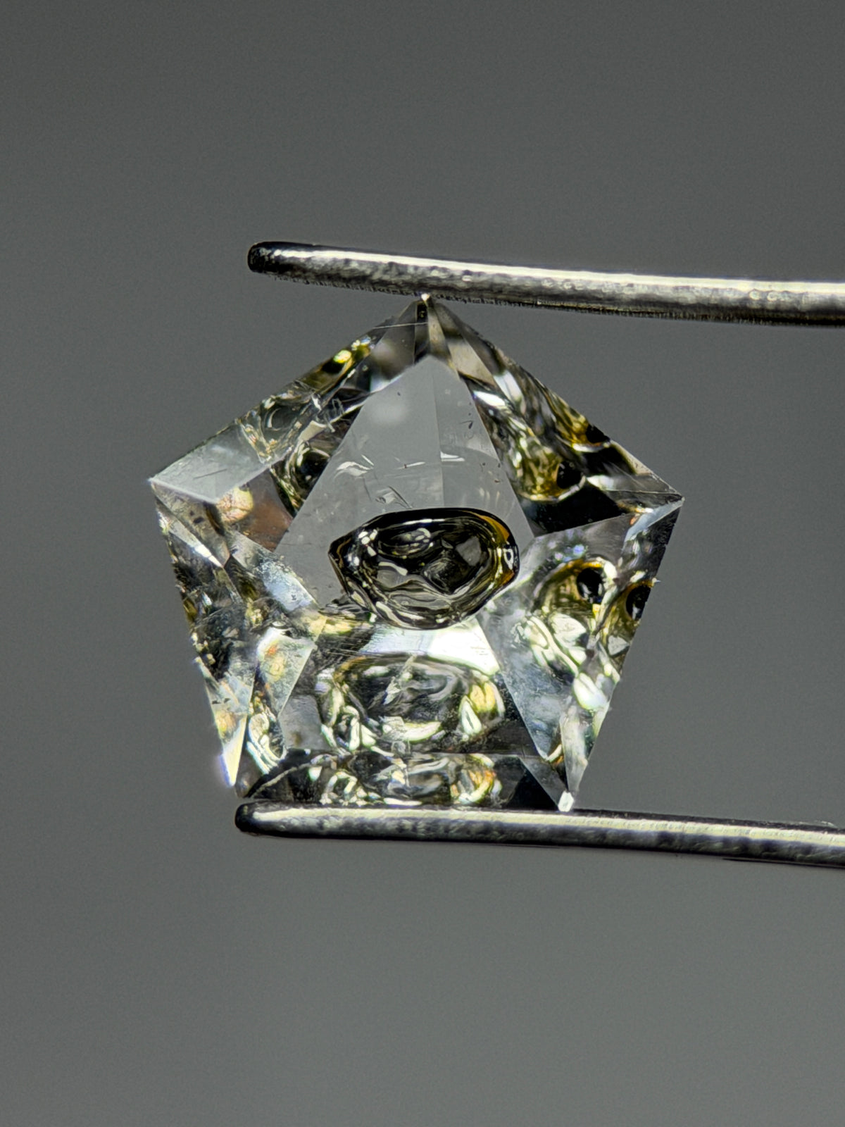 天然水膽水晶 – 0.79 克拉五角形切割 (6.9 x 6.8 毫米) – 中心負晶腔