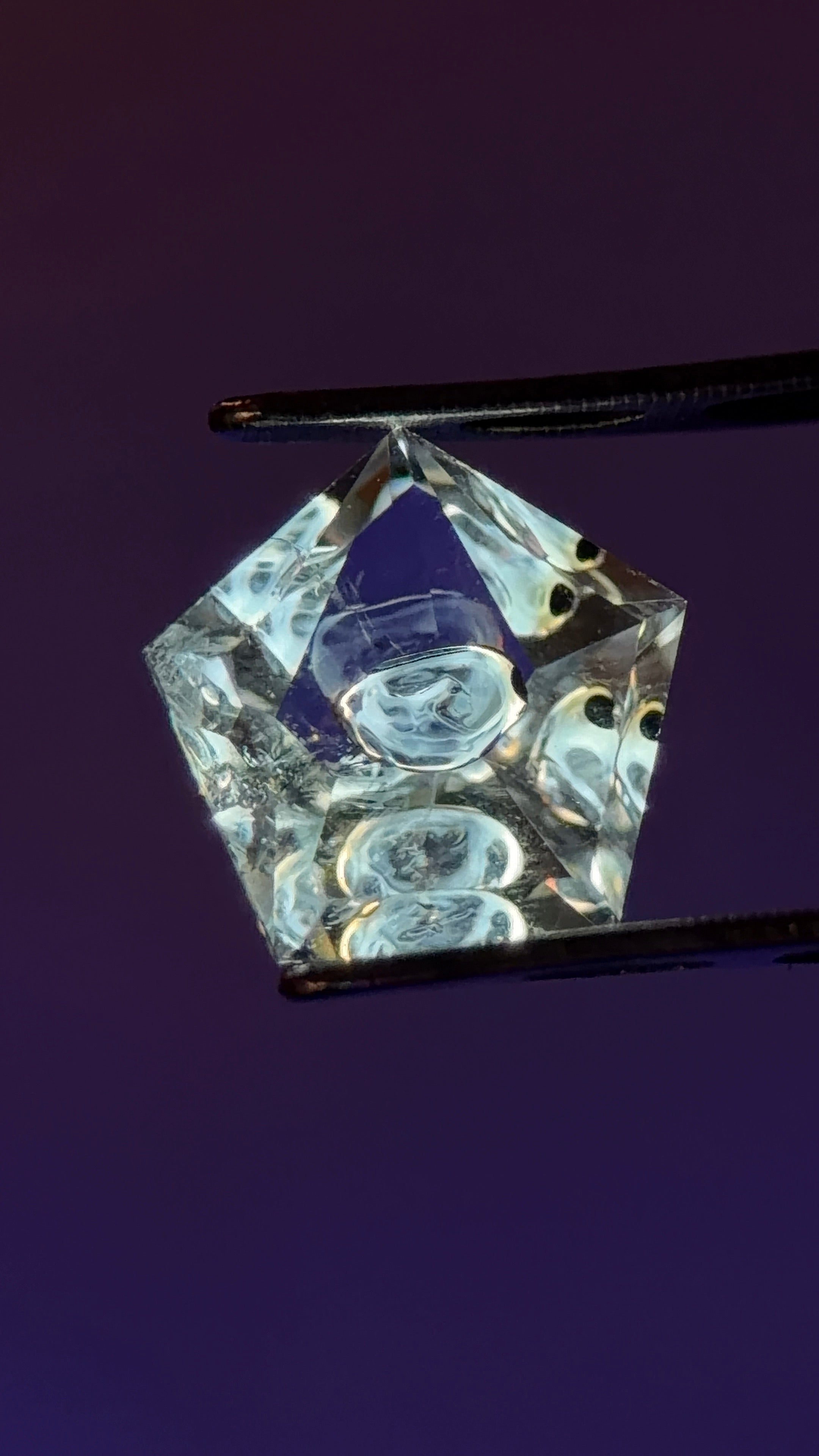 天然水膽水晶 – 0.79 克拉五角形切割 (6.9 x 6.8 毫米) – 中心負晶腔