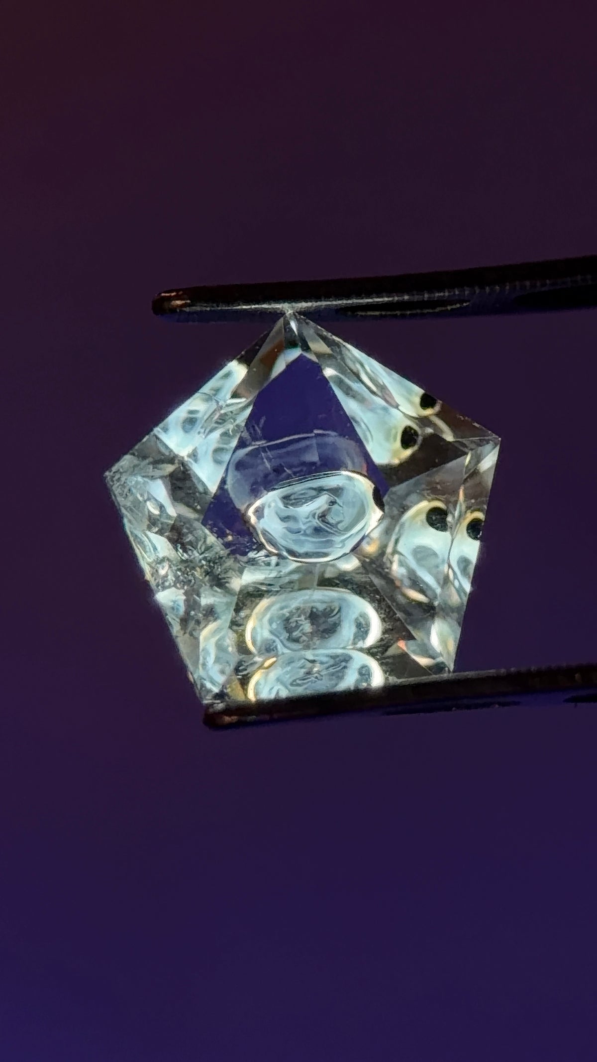 天然水膽水晶 – 0.79 克拉五角形切割 (6.9 x 6.8 毫米) – 中心負晶腔