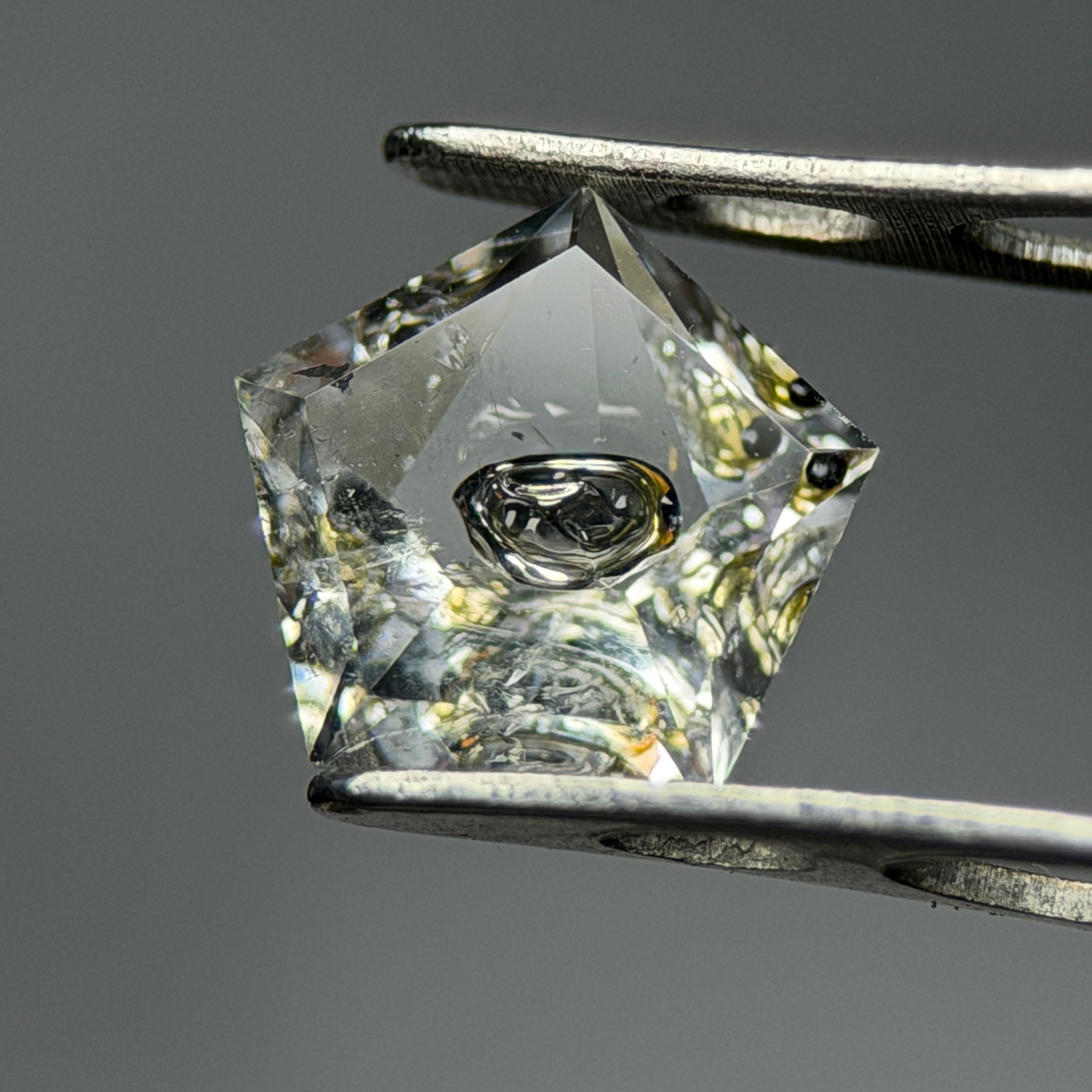 天然水膽水晶 – 0.79 克拉五角形切割 (6.9 x 6.8 毫米) – 中心負晶腔