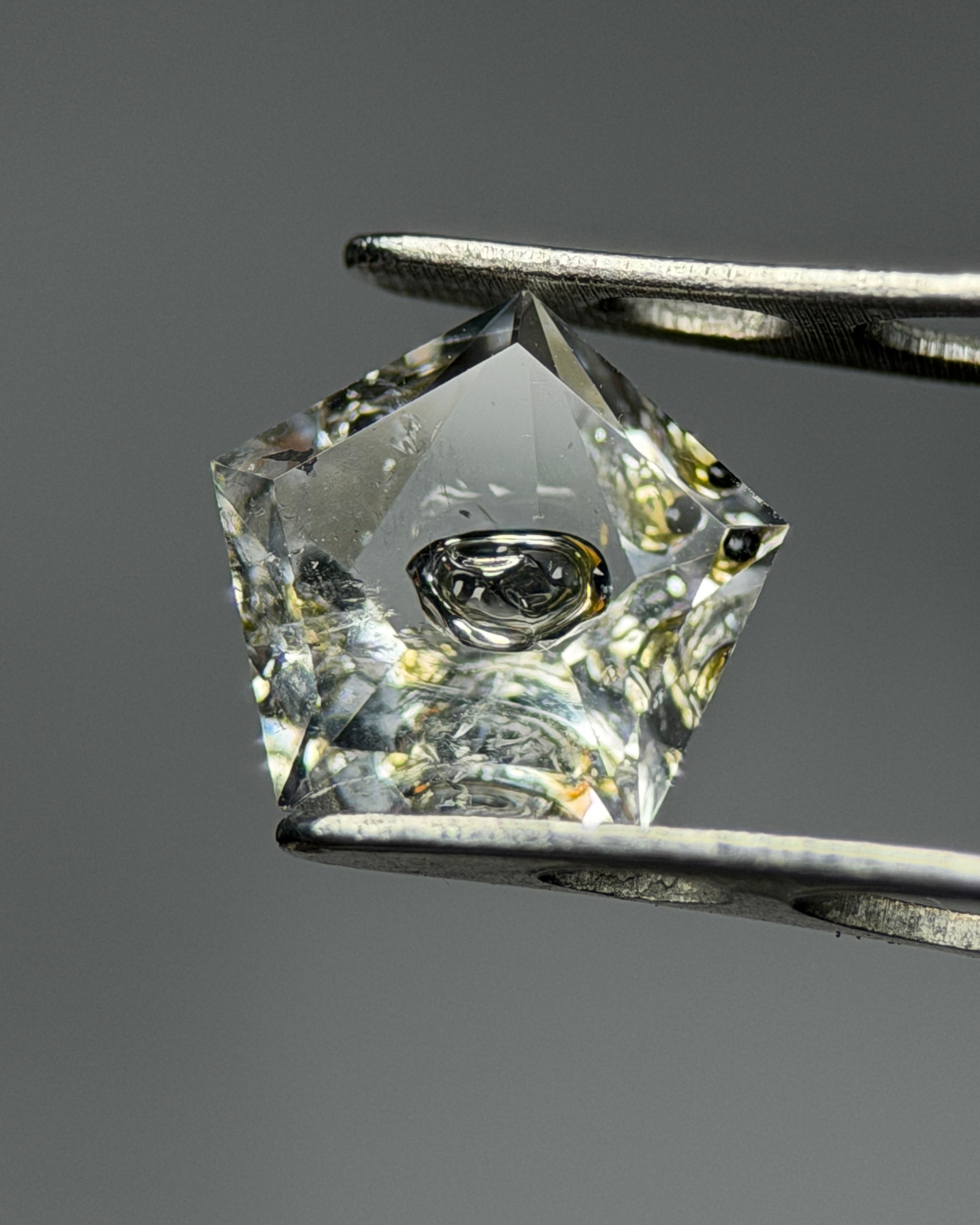 天然水膽水晶 – 0.79 克拉五角形切割 (6.9 x 6.8 毫米) – 中心負晶腔