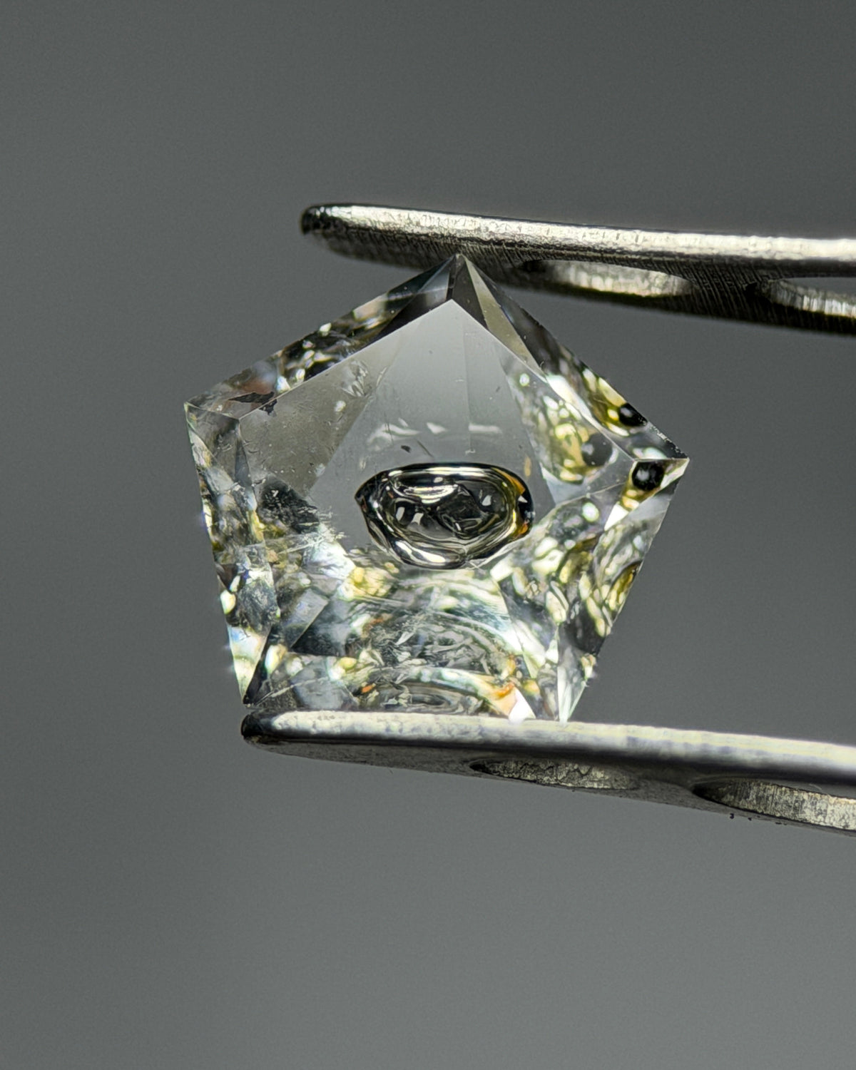 天然水膽水晶 – 0.79 克拉五角形切割 (6.9 x 6.8 毫米) – 中心負晶腔