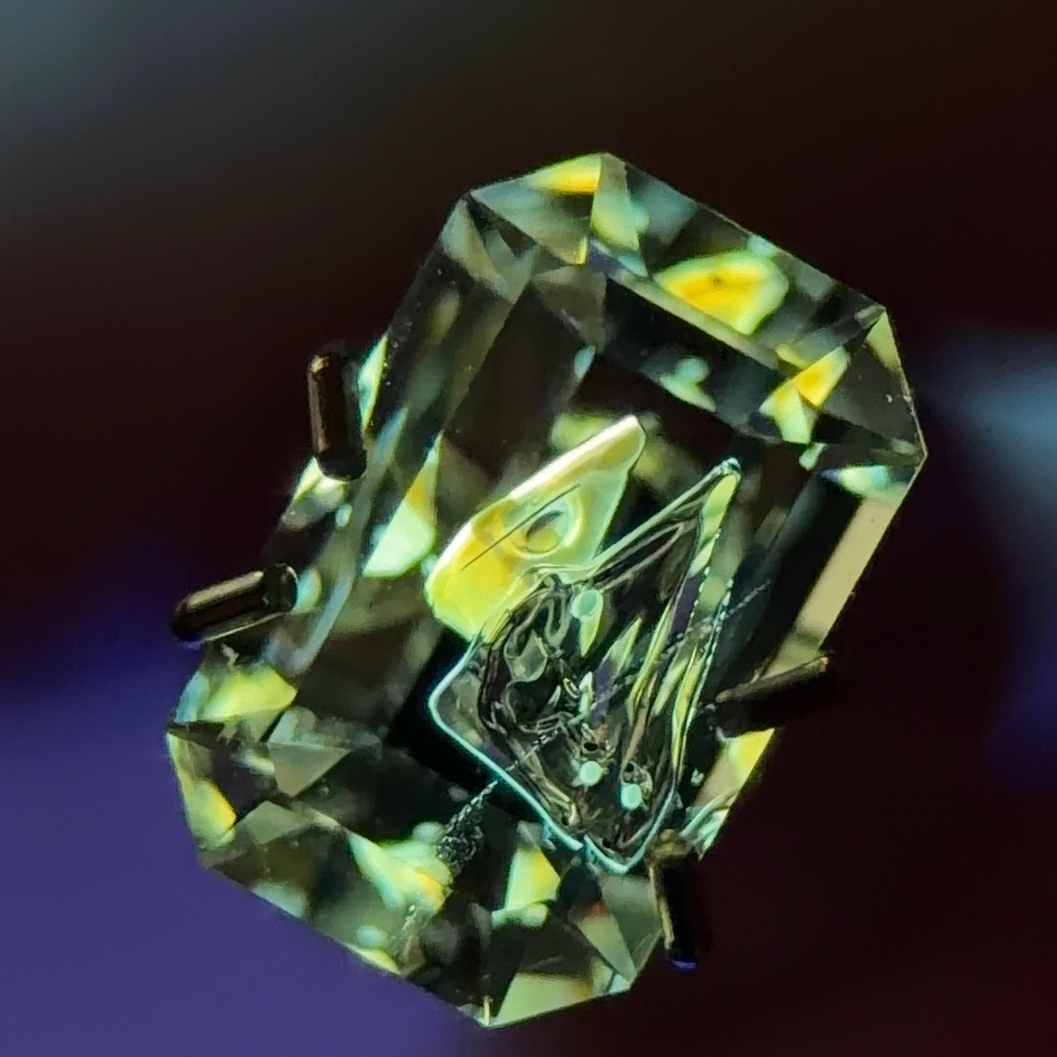 天然石油水晶 – 0.81 克拉 八角祖母綠切割 (4.6 x 7.3 毫米) – 雙石油包裹體