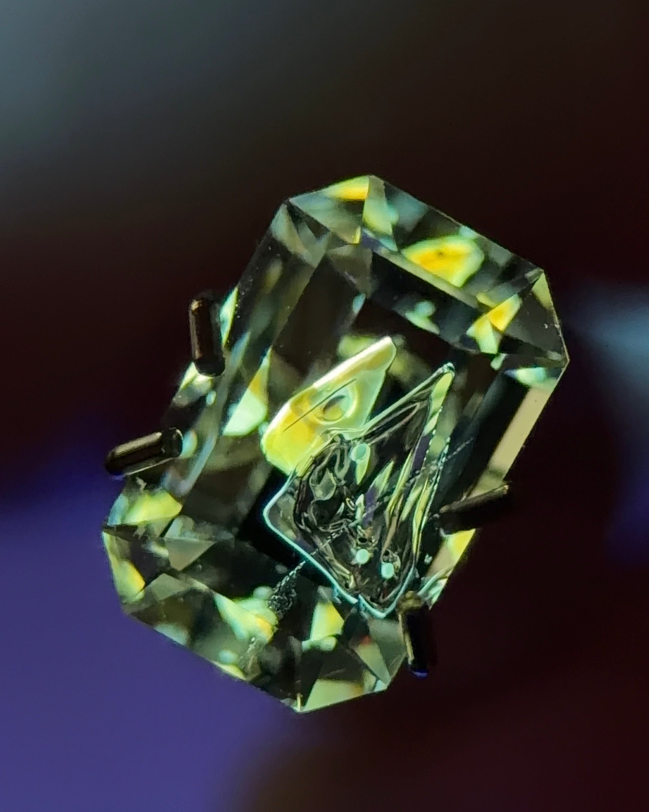 天然石油水晶 – 0.81 克拉 八角祖母綠切割 (4.6 x 7.3 毫米) – 雙石油包裹體
