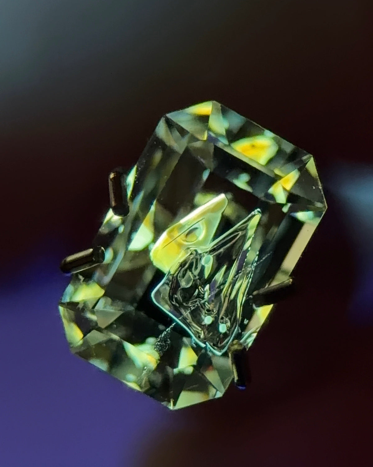 天然石油水晶 – 0.81 克拉 八角祖母綠切割 (4.6 x 7.3 毫米) – 雙石油包裹體