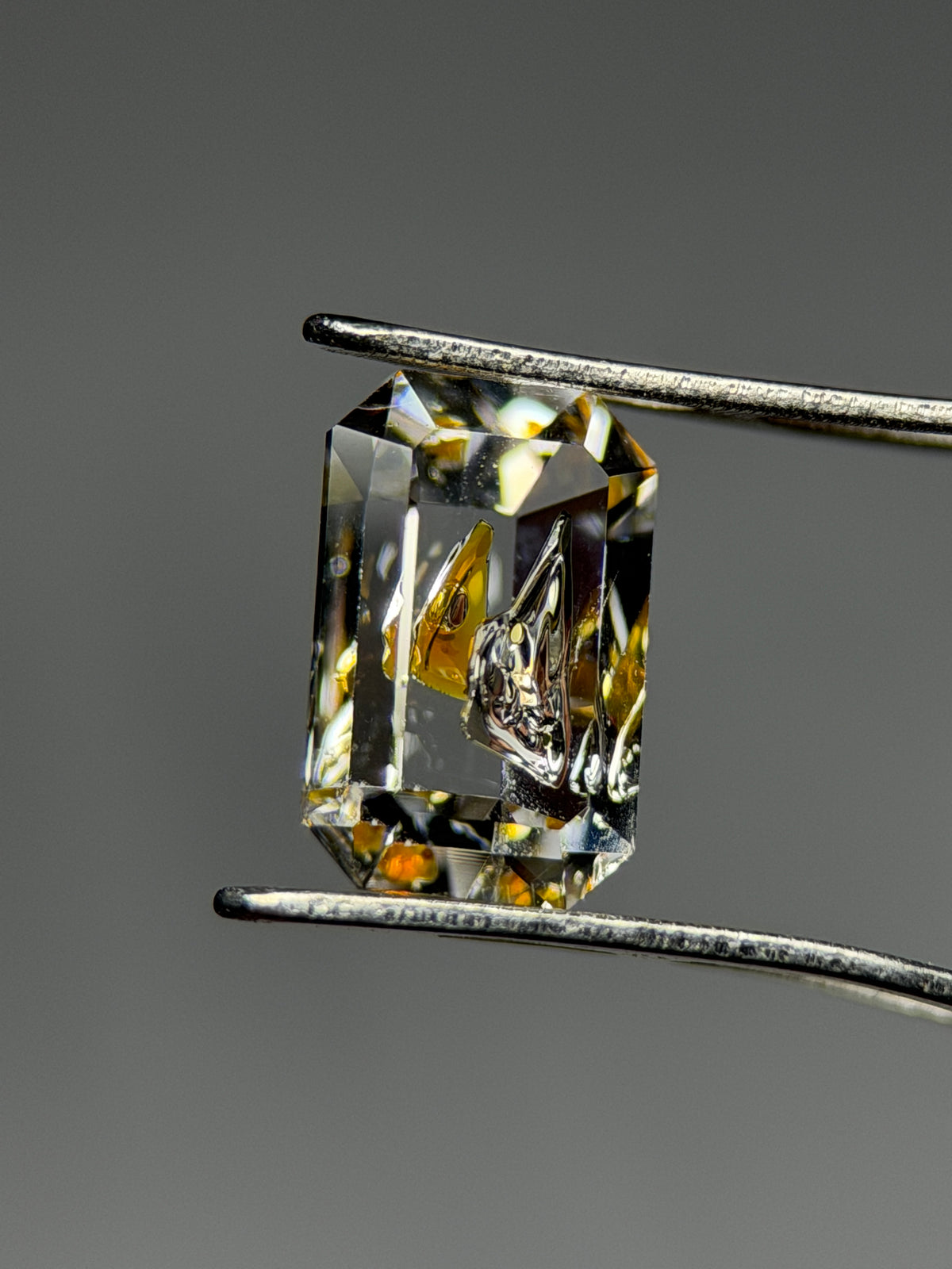 天然石油水晶 – 0.81 克拉 八角祖母綠切割 (4.6 x 7.3 毫米) – 雙石油包裹體