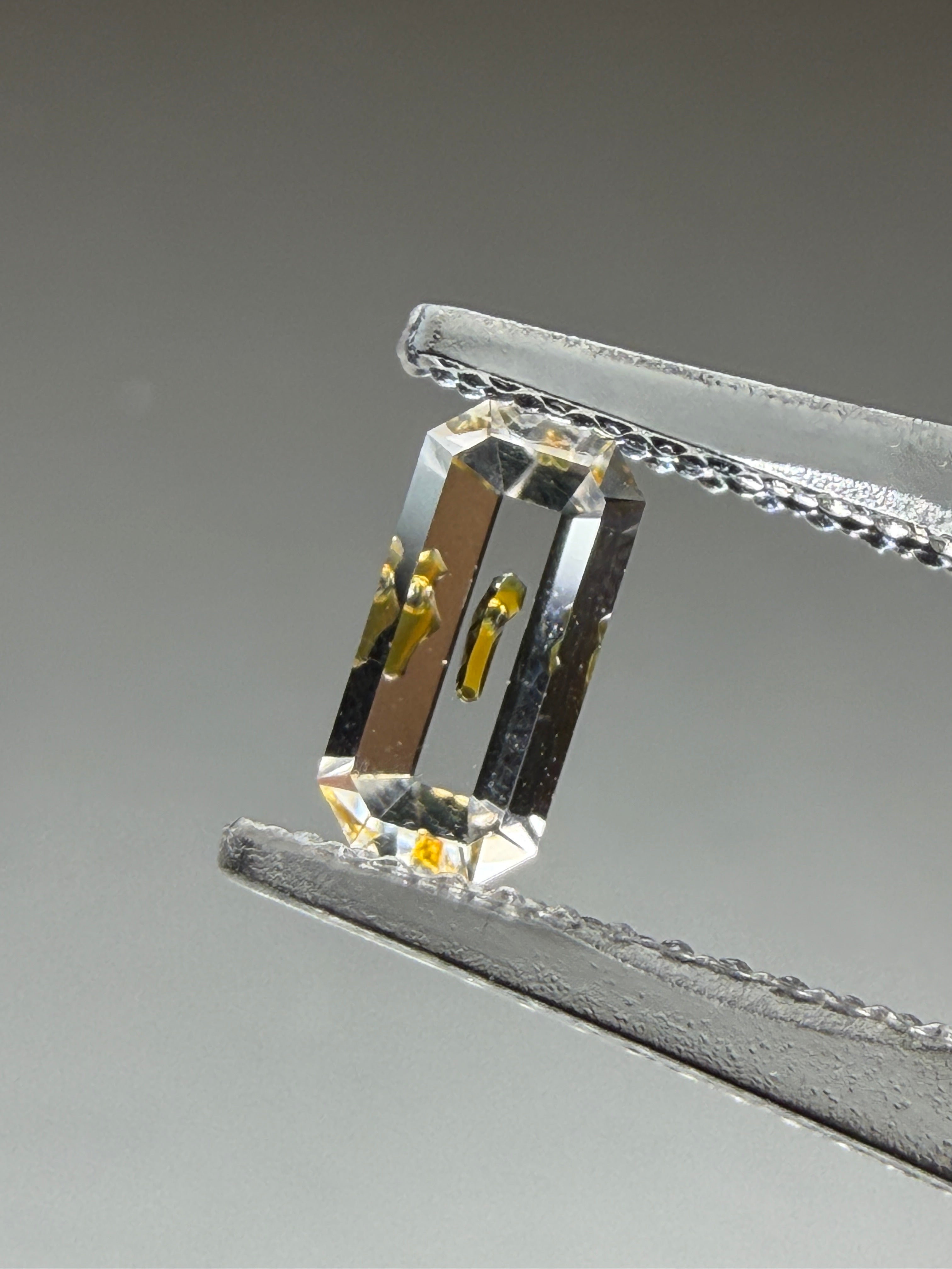 Natural Petroleum Quartz – 0.43 ct Baguette / Emerald Cut (6.8 x 3.3 mm) – Fluorescent Petroleum Inclusion