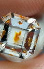 天然石油英石 – 0.95 克拉 八角形切割（6.0 x 6.0 毫米）– 「箭頭 / 火焰」流體包裹體