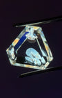 天然石油水晶 – 1.04 克拉三角形切割 (5.9 x 5.9 x 6.0 毫米) – 雙重石油包裹體