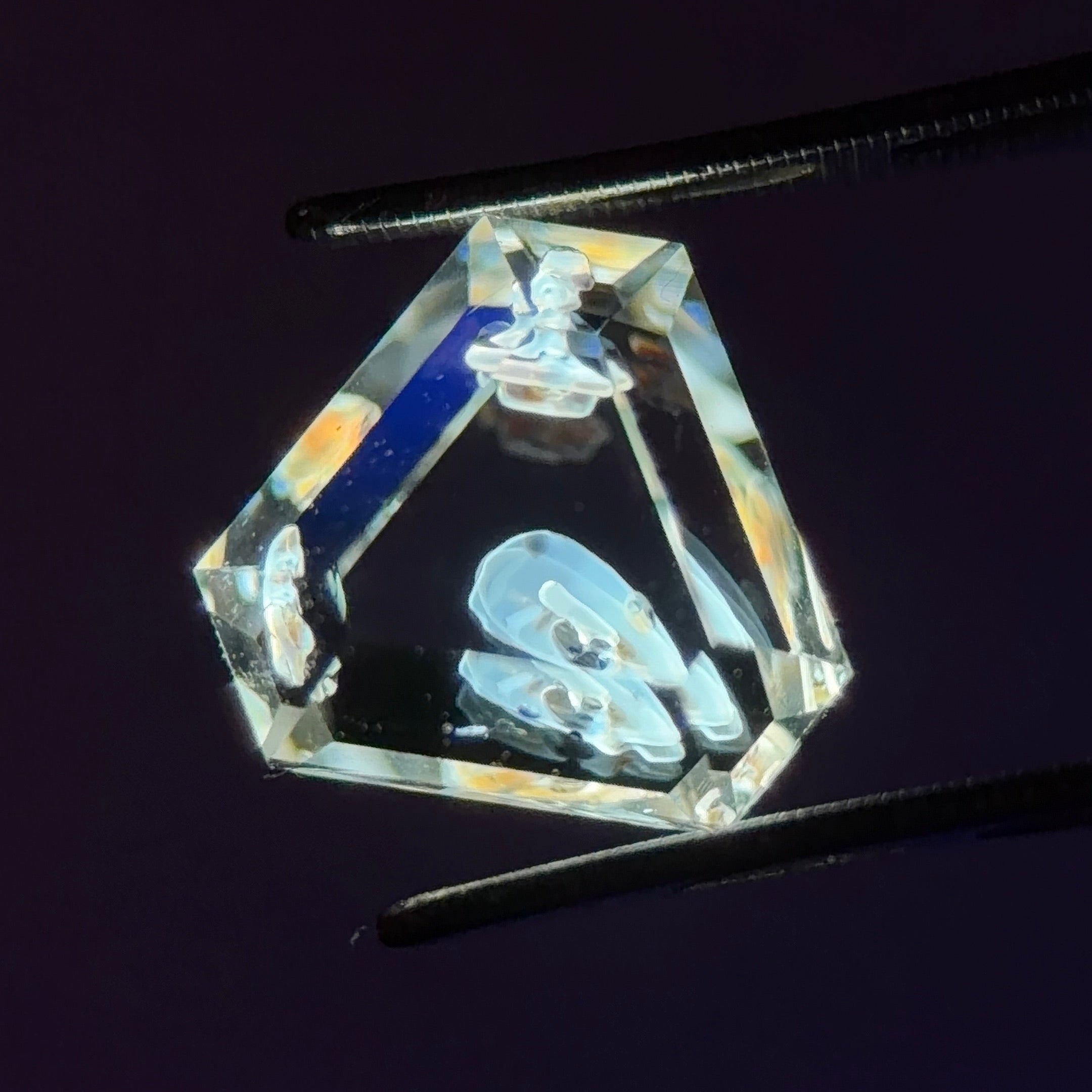 天然石油水晶 – 1.04 克拉三角形切割 (5.9 x 5.9 x 6.0 毫米) – 雙重石油包裹體