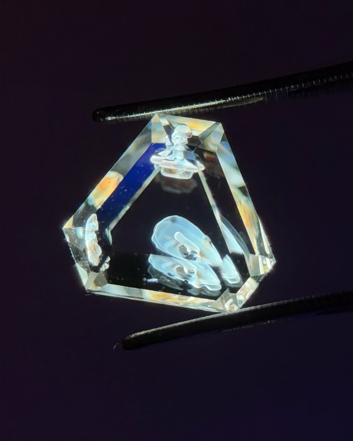 天然石油水晶 – 1.04 克拉三角形切割 (5.9 x 5.9 x 6.0 毫米) – 雙重石油包裹體