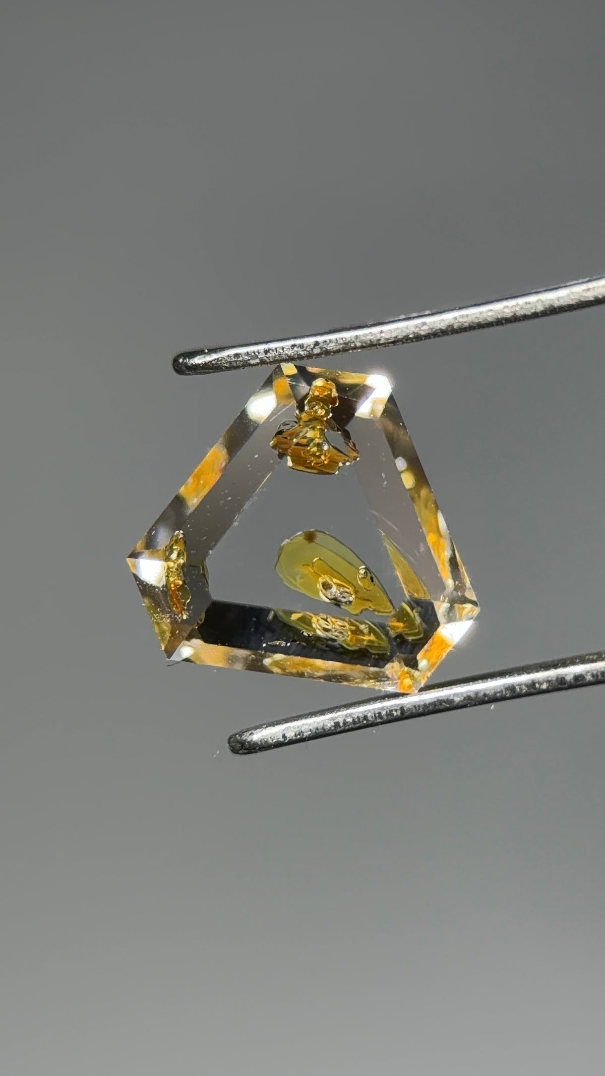 天然石油水晶 – 1.04 克拉三角形切割 (5.9 x 5.9 x 6.0 毫米) – 雙重石油包裹體