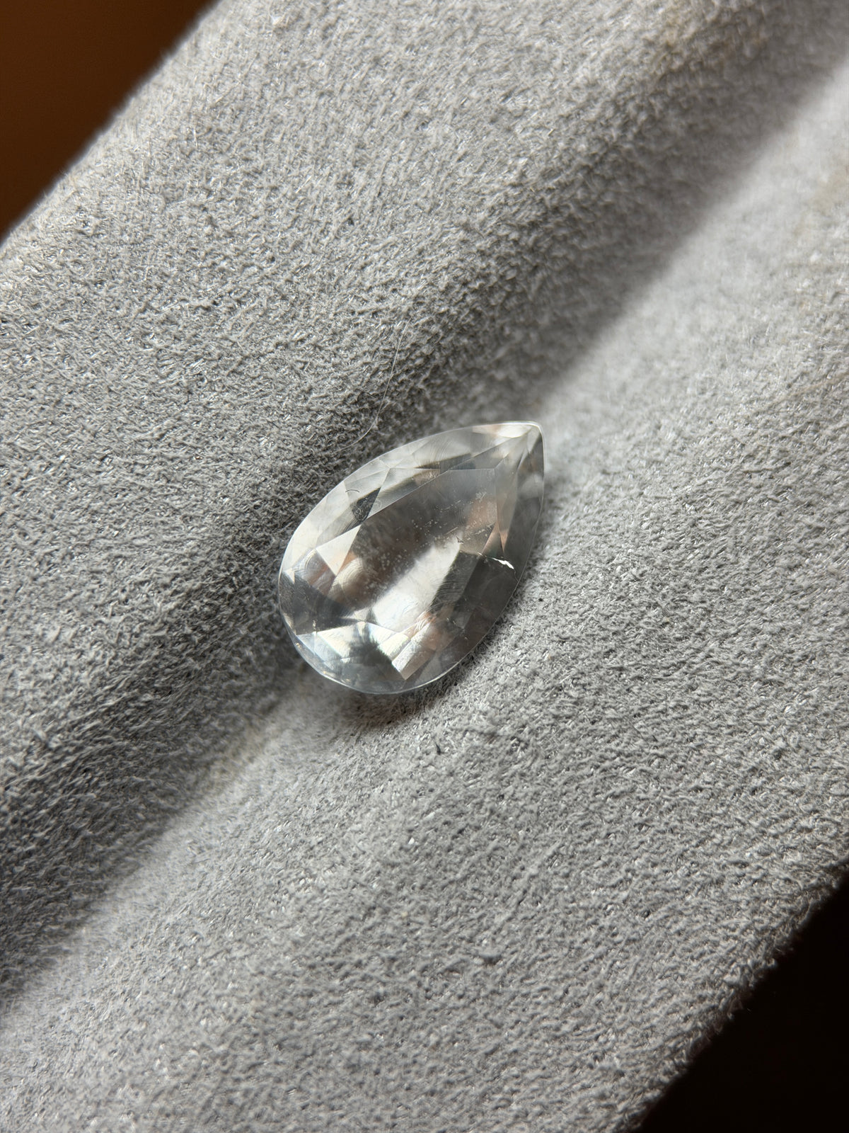 墨西哥透明蛋白石 – 1.18 克拉梨形切割 (6.2 x 10.0 mm) – 強烈綠色紫外線螢光