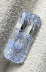 天然藍線石水晶 – 1.20 克拉 長六角形切工 (4.2 x 10.2 毫米) – 馬達加斯加產 – 纖維狀藍色針狀內含物