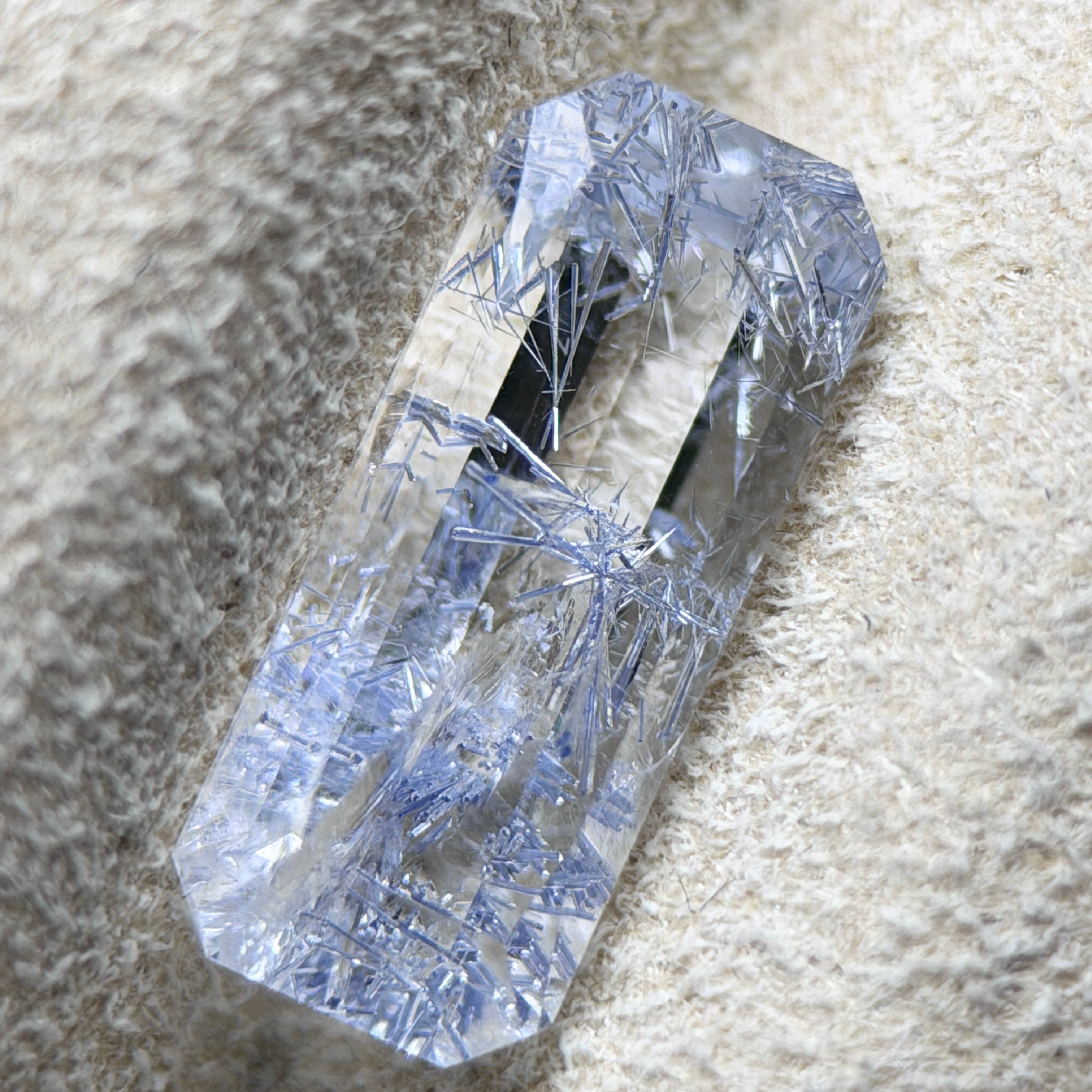 天然藍線石水晶 – 1.20 克拉 長六角形切工 (4.2 x 10.2 毫米) – 馬達加斯加產 – 纖維狀藍色針狀內含物