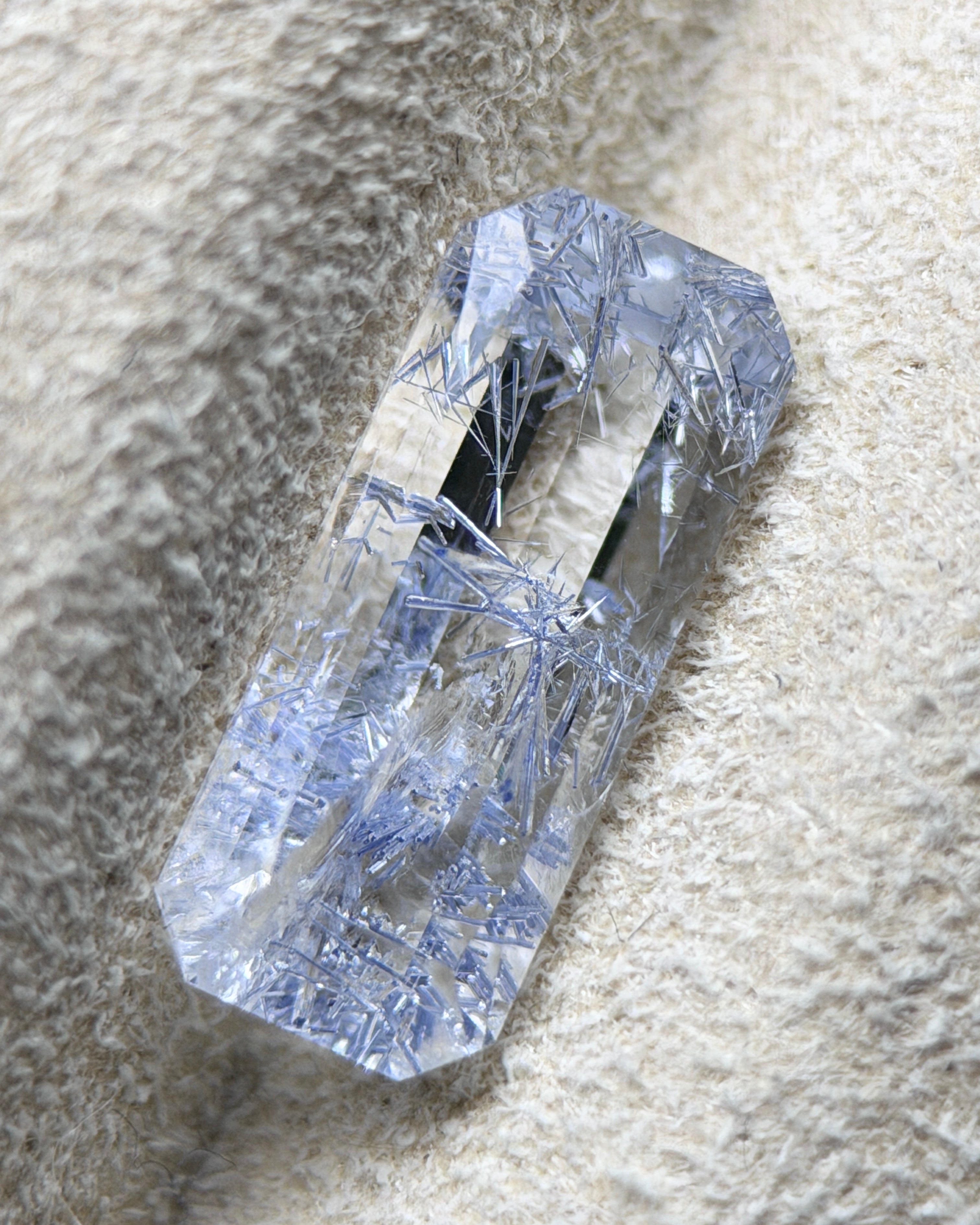天然藍線石水晶 – 1.20 克拉 長六角形切工 (4.2 x 10.2 毫米) – 馬達加斯加產 – 纖維狀藍色針狀內含物