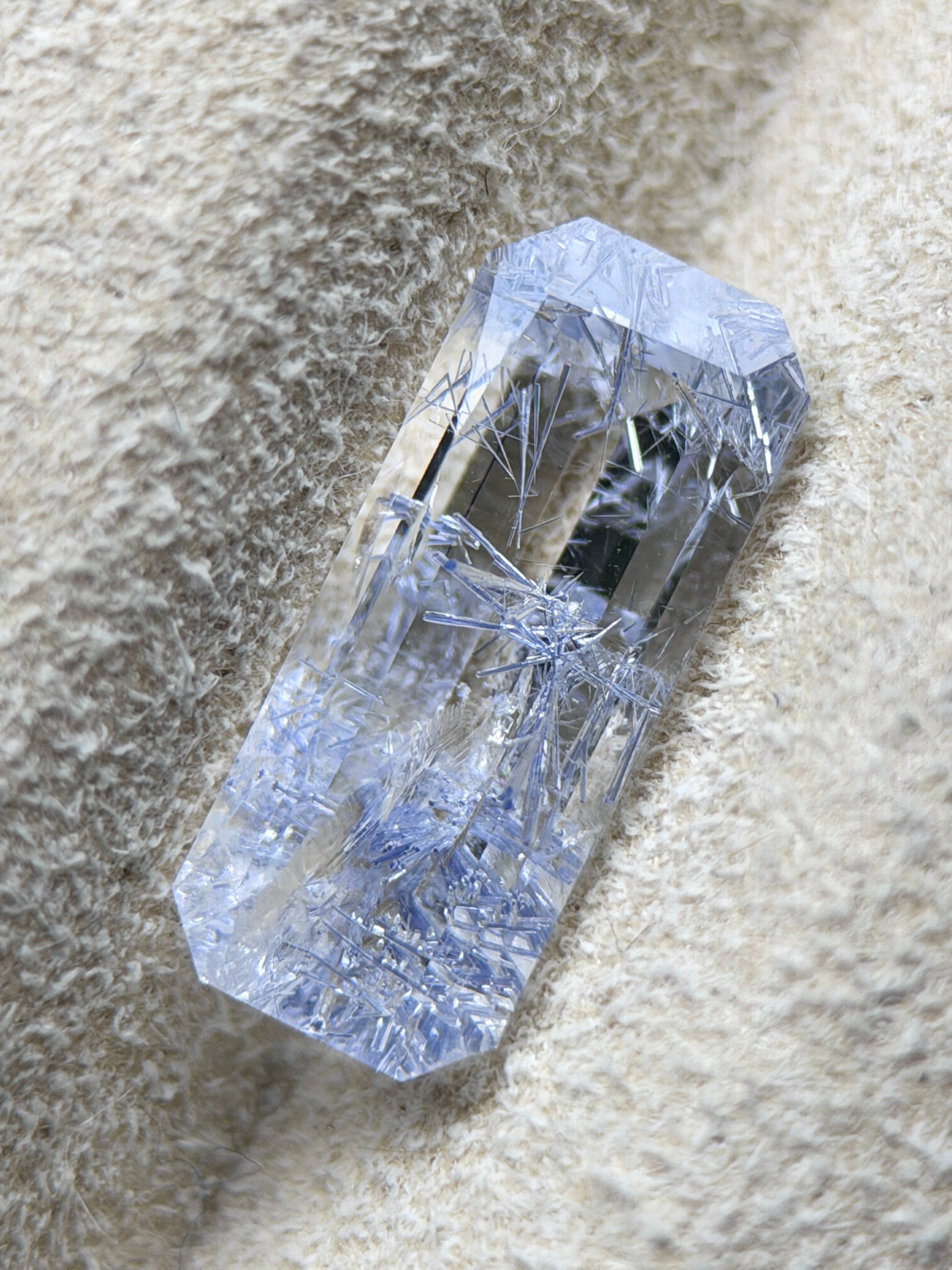天然藍線石水晶 – 1.20 克拉 長六角形切工 (4.2 x 10.2 毫米) – 馬達加斯加產 – 纖維狀藍色針狀內含物