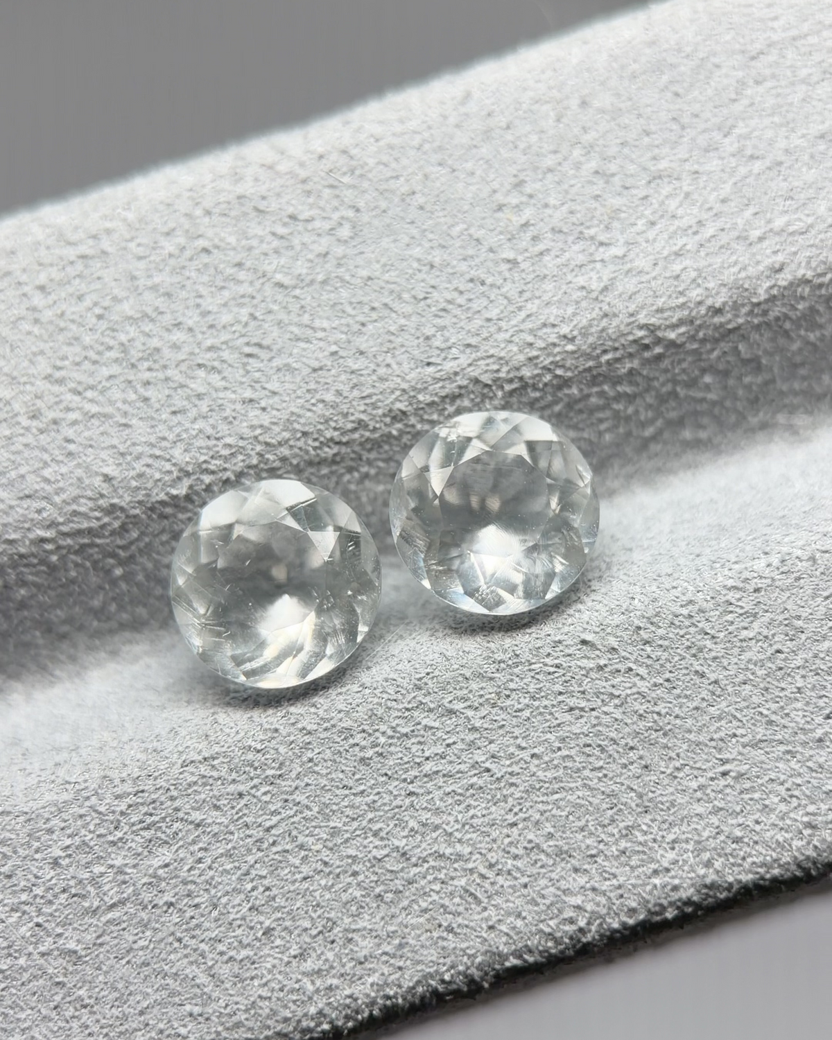 Mexican Hyalite Pair – Total 2.45 ctw (1.21 ct & 1.24 ct) Round Brilliant Cut (7.4 mm & 7.5 mm) – Intense Green UV Fluorescence