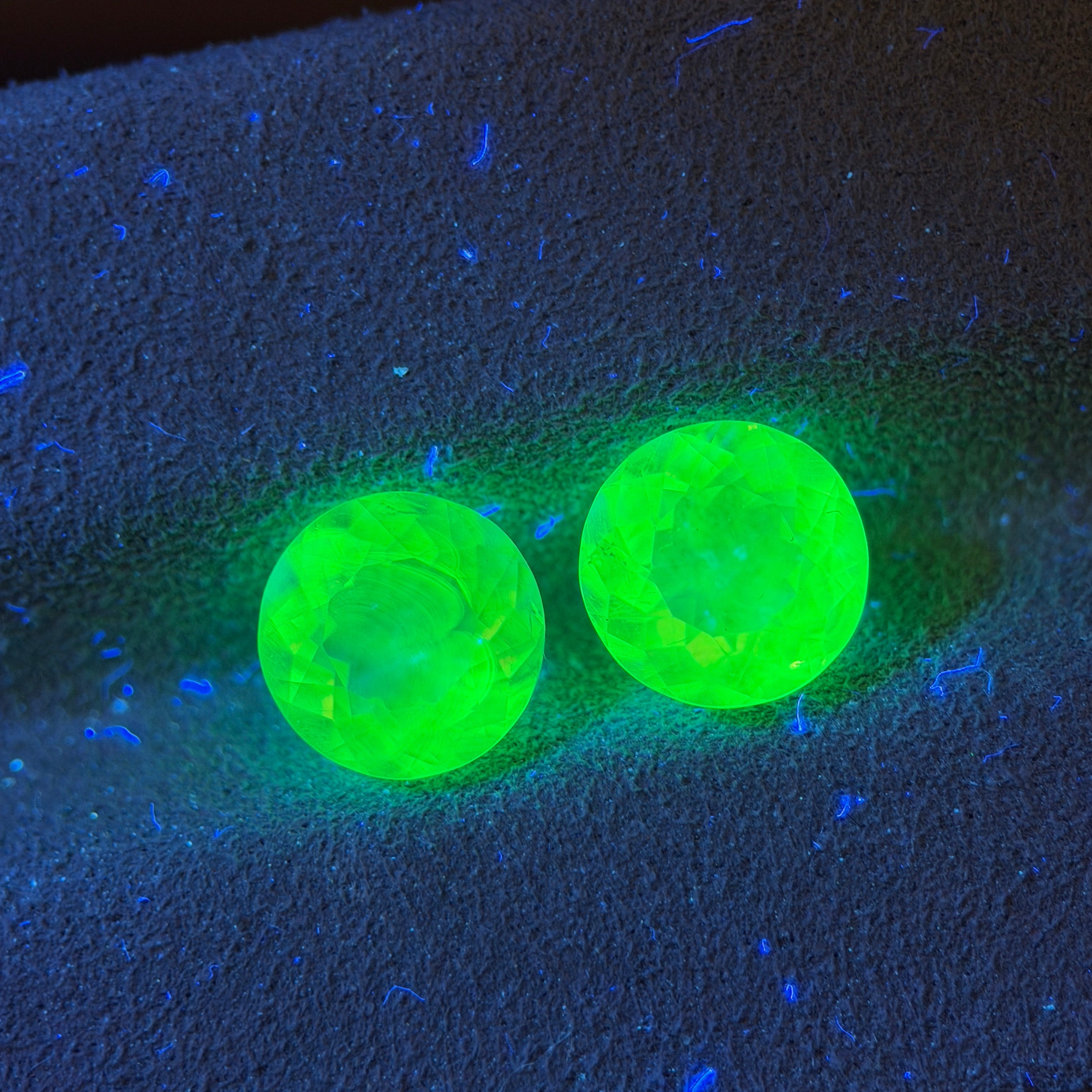Mexican Hyalite Pair – Total 2.45 ctw (1.21 ct & 1.24 ct) Round Brilliant Cut (7.4 mm & 7.5 mm) – Intense Green UV Fluorescence