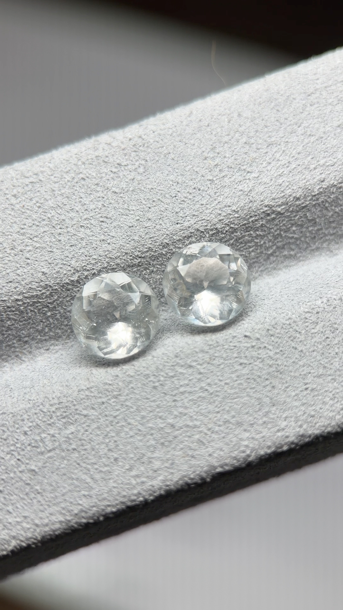 Mexican Hyalite Pair – Total 2.45 ctw (1.21 ct & 1.24 ct) Round Brilliant Cut (7.4 mm & 7.5 mm) – Intense Green UV Fluorescence