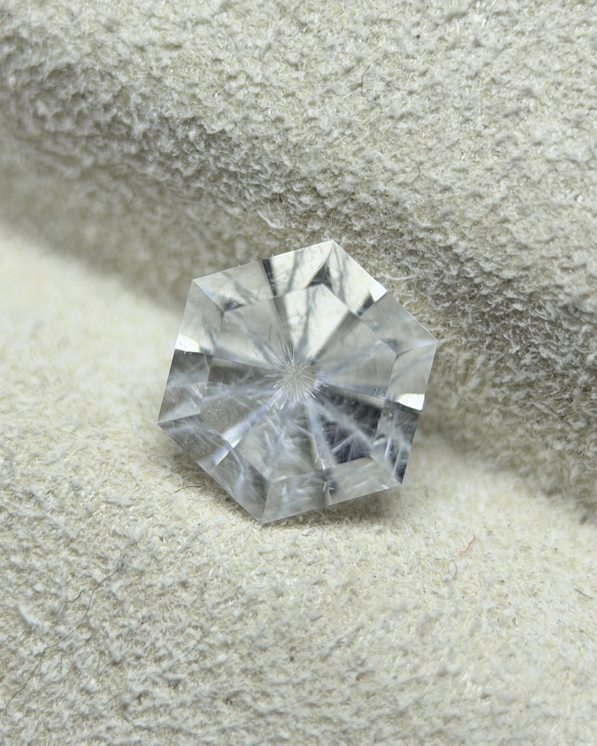 天然藍石英 – 1.24 克拉 六角形切割 (6.3 x 6.3 毫米) – 馬達加斯加 – 中心放射狀針狀包裹體