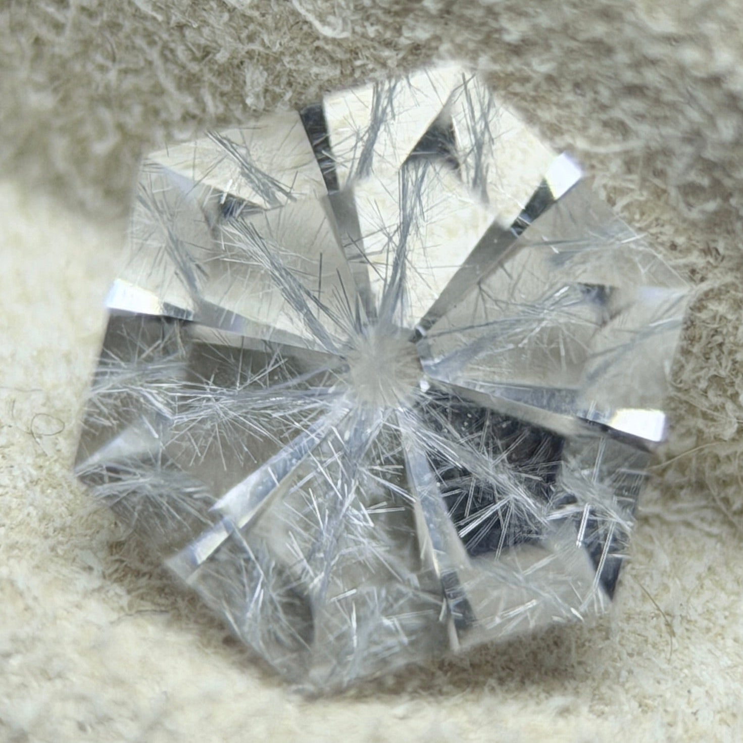 天然藍石英 – 1.24 克拉 六角形切割 (6.3 x 6.3 毫米) – 馬達加斯加 – 中心放射狀針狀包裹體