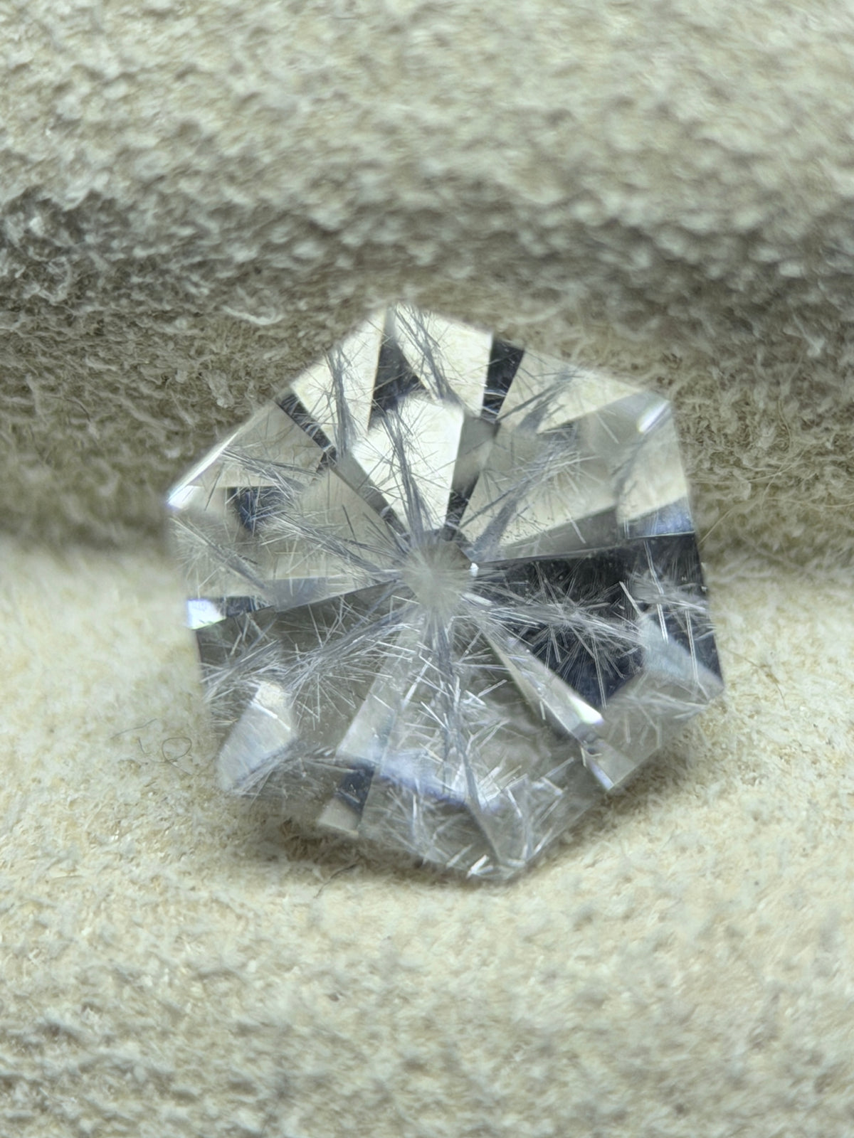 天然藍石英 – 1.24 克拉 六角形切割 (6.3 x 6.3 毫米) – 馬達加斯加 – 中心放射狀針狀包裹體
