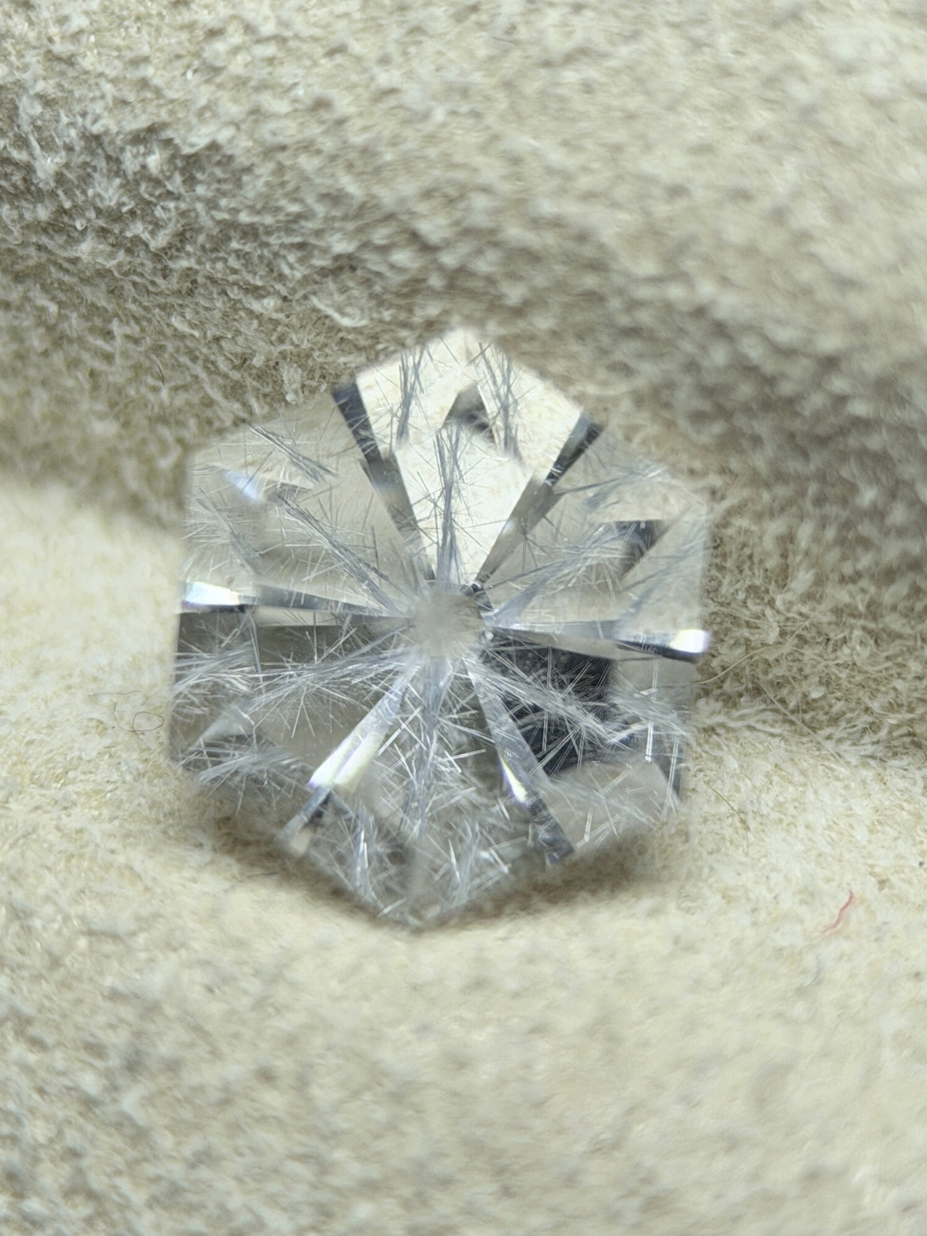 天然藍石英 – 1.24 克拉 六角形切割 (6.3 x 6.3 毫米) – 馬達加斯加 – 中心放射狀針狀包裹體