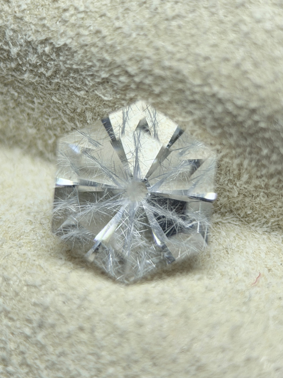 天然藍石英 – 1.24 克拉 六角形切割 (6.3 x 6.3 毫米) – 馬達加斯加 – 中心放射狀針狀包裹體