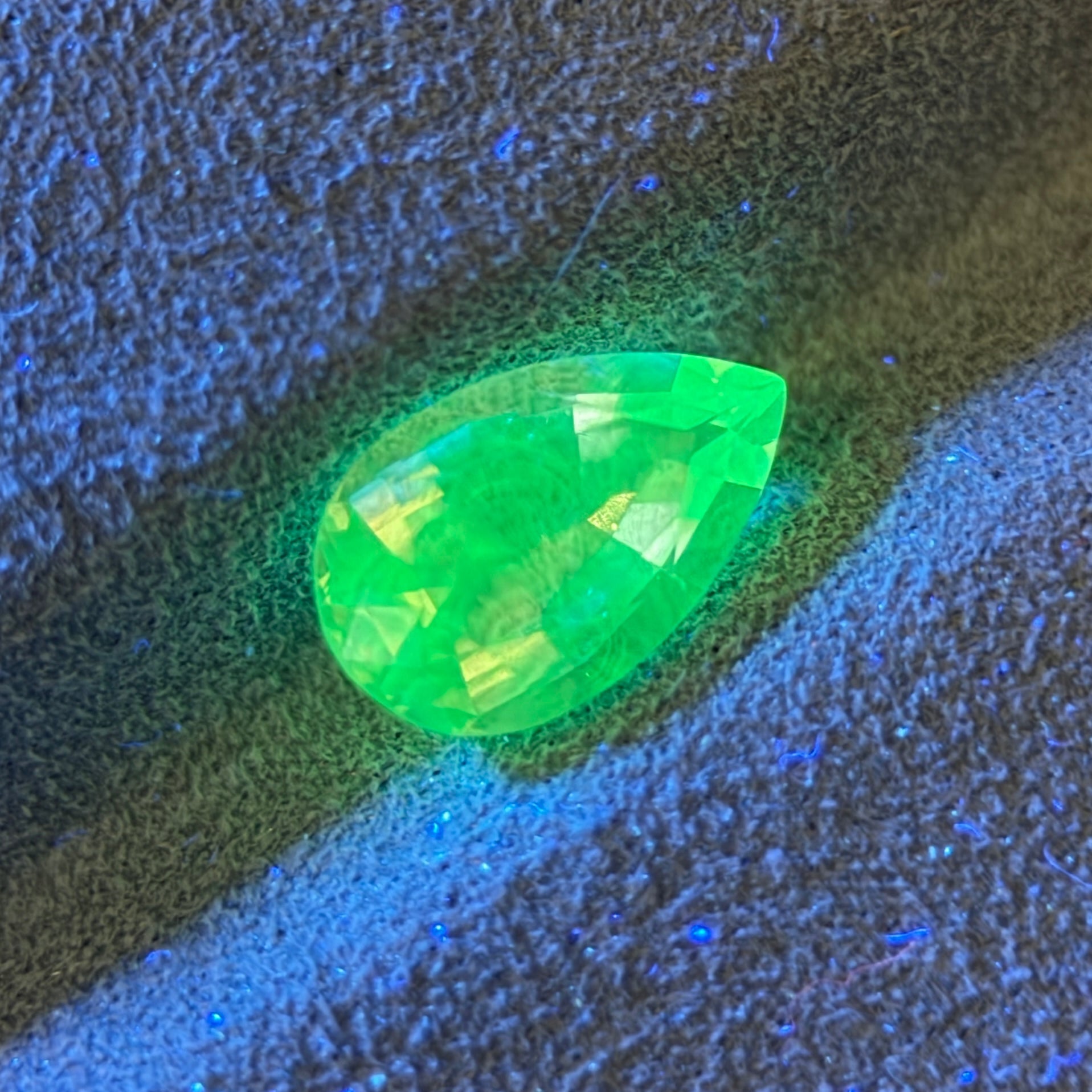 墨西哥蛋白石 (Hyalite) – 1.31 克拉梨形切割 (6.3 x 10.0 毫米) – 強烈綠色紫外線螢光