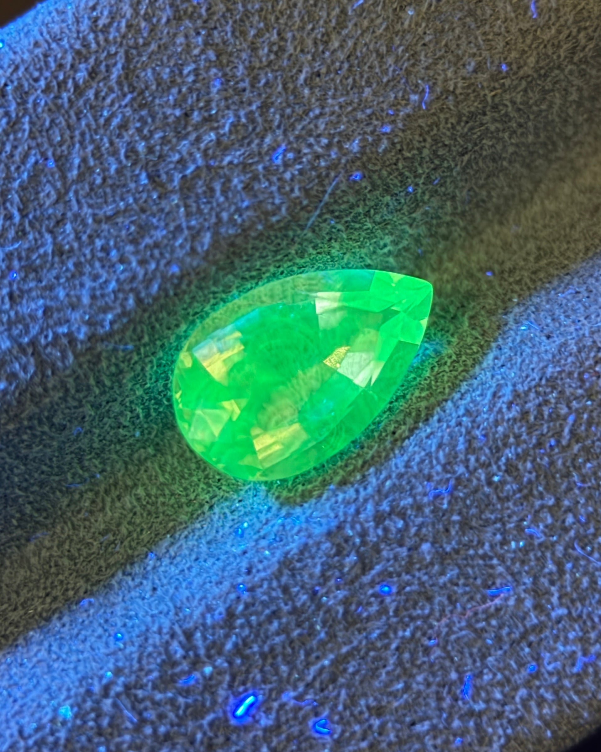 墨西哥蛋白石 (Hyalite) – 1.31 克拉梨形切割 (6.3 x 10.0 毫米) – 強烈綠色紫外線螢光