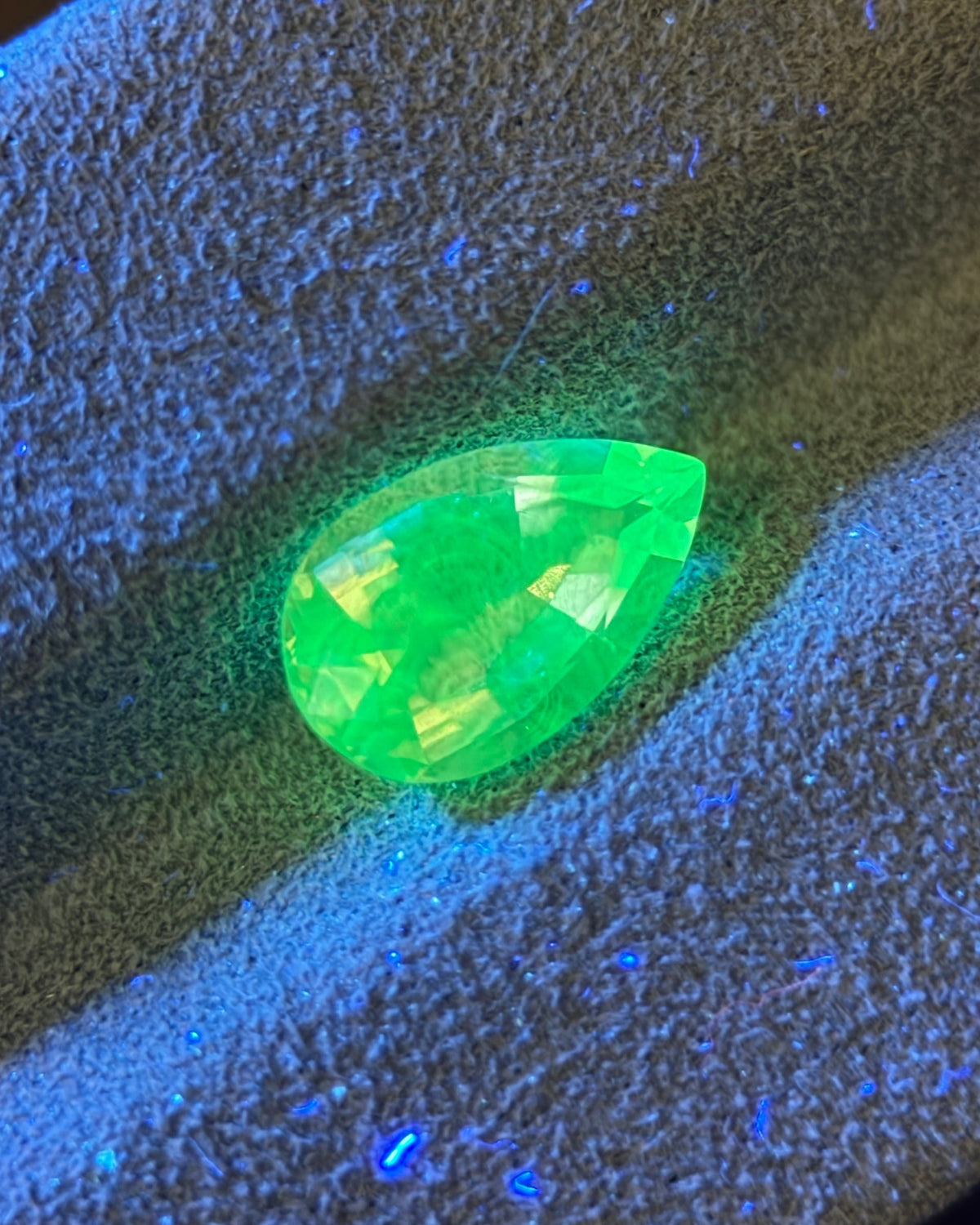 墨西哥蛋白石 (Hyalite) – 1.31 克拉梨形切割 (6.3 x 10.0 毫米) – 強烈綠色紫外線螢光