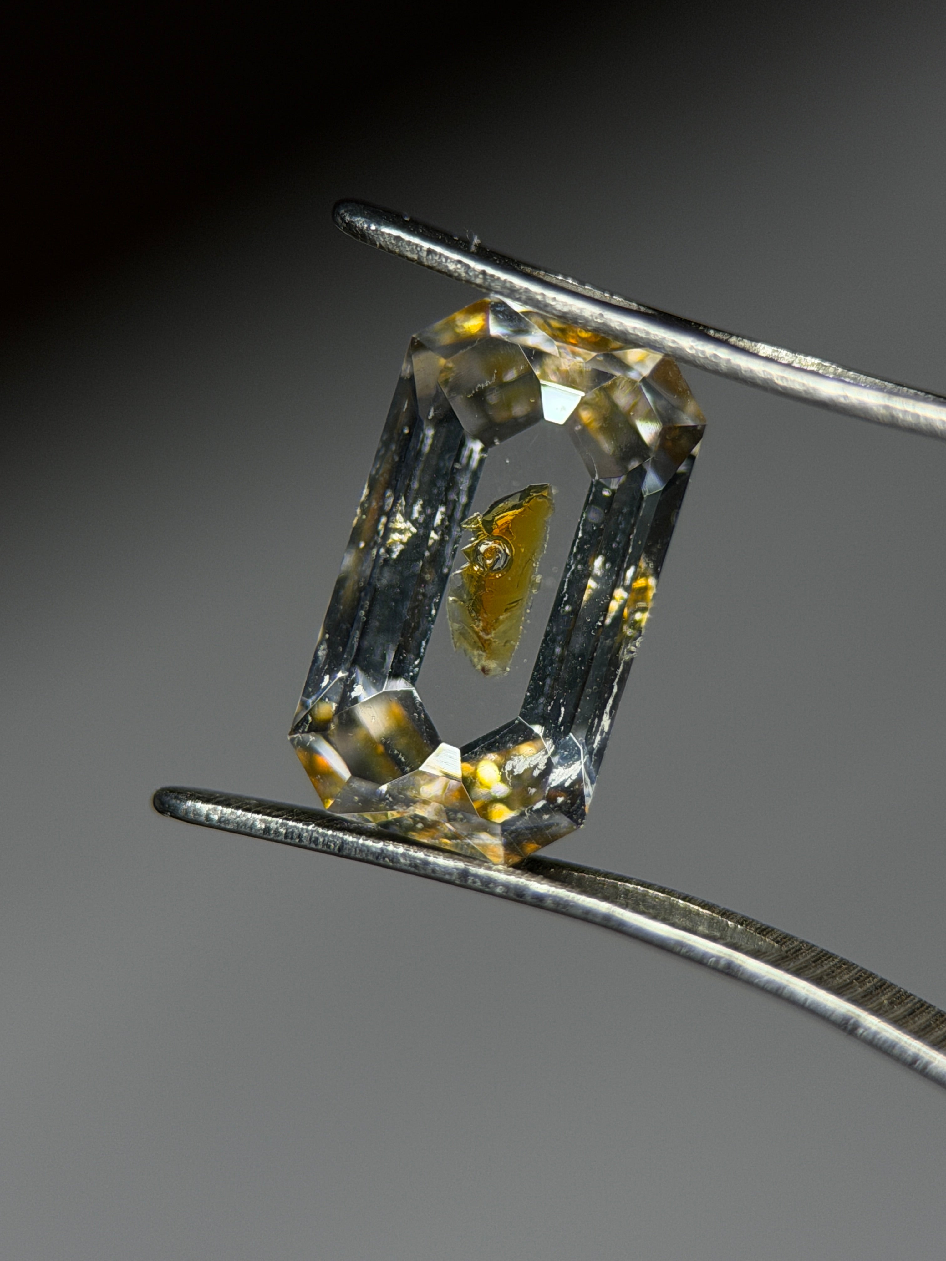 石油英水晶配金色石油包裹體 – 1.32 克拉八角形切割 (4.8 x 8.8 毫米) – 馬達加斯加