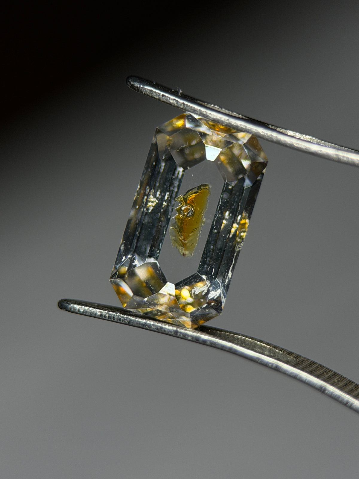 石油英水晶配金色石油包裹體 – 1.32 克拉八角形切割 (4.8 x 8.8 毫米) – 馬達加斯加