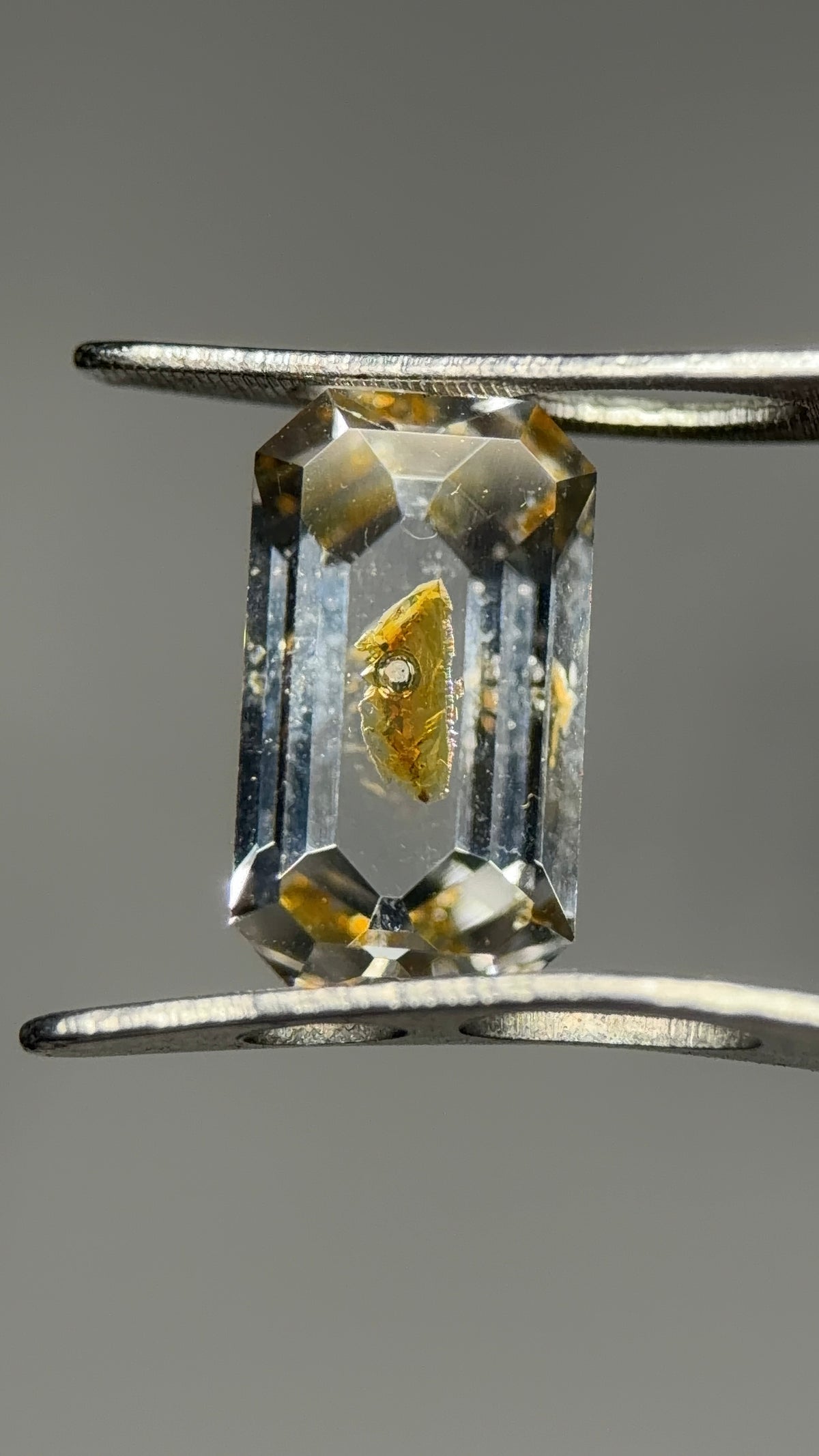 石油英水晶配金色石油包裹體 – 1.32 克拉八角形切割 (4.8 x 8.8 毫米) – 馬達加斯加