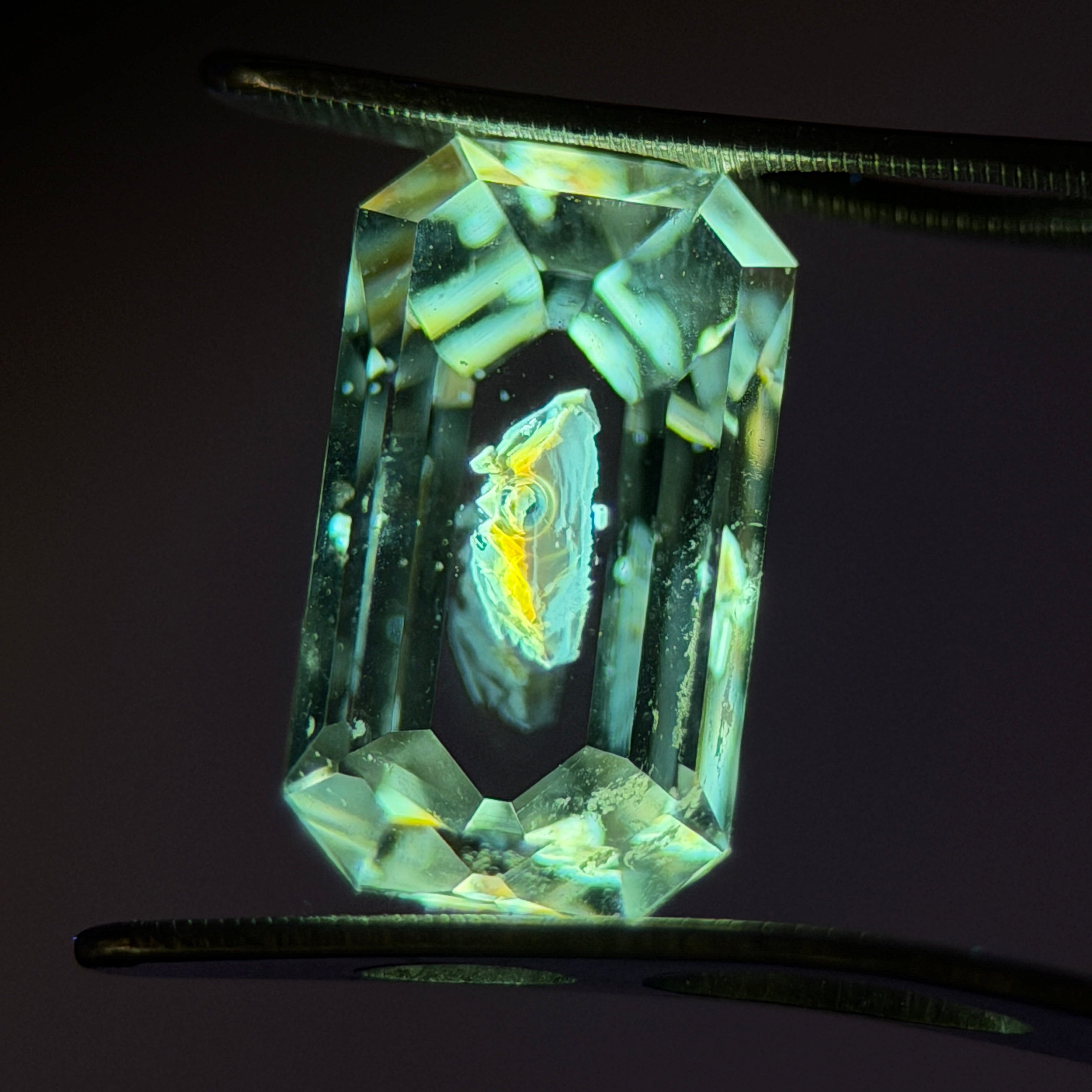 石油英水晶配金色石油包裹體 – 1.32 克拉八角形切割 (4.8 x 8.8 毫米) – 馬達加斯加