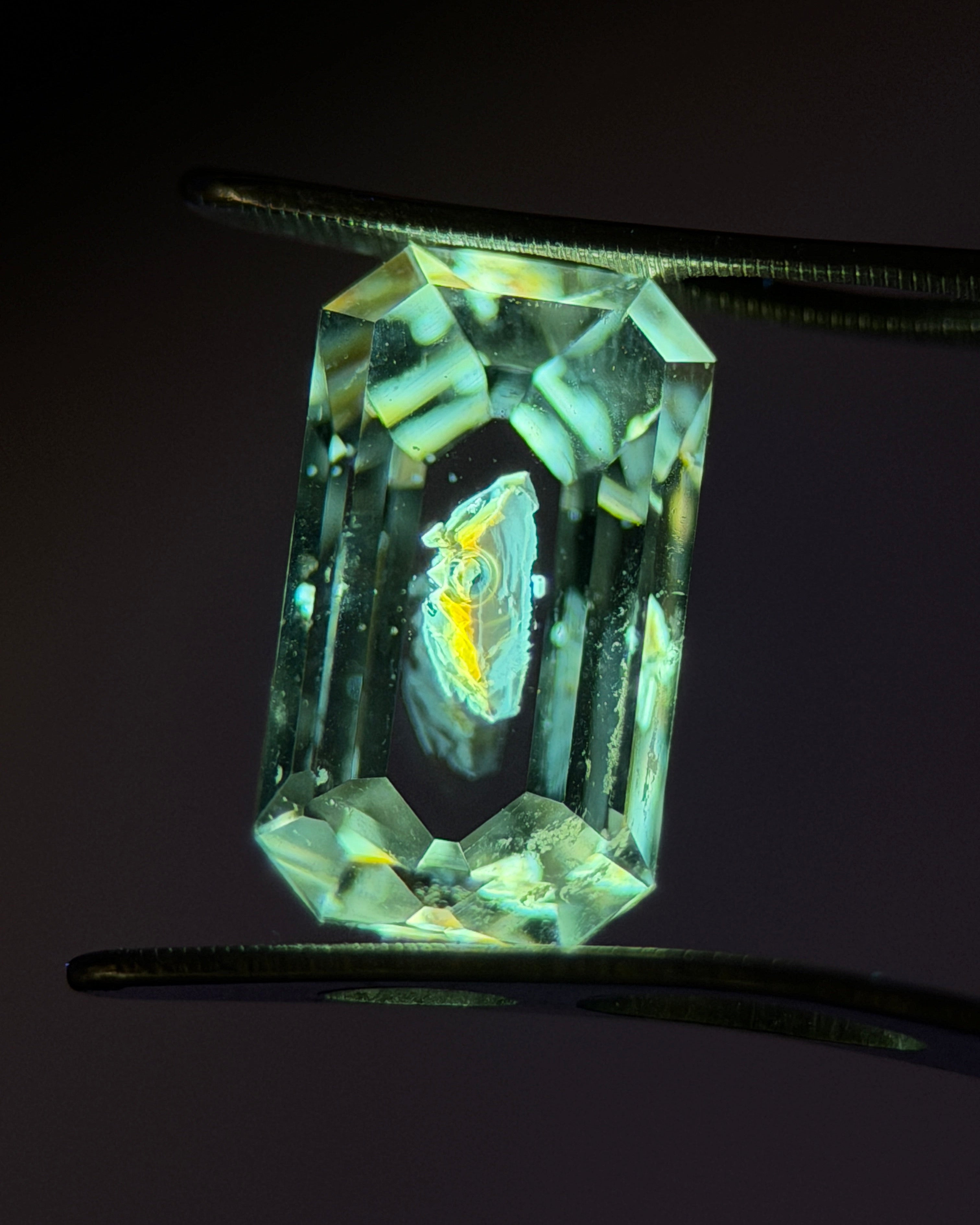 石油英水晶配金色石油包裹體 – 1.32 克拉八角形切割 (4.8 x 8.8 毫米) – 馬達加斯加