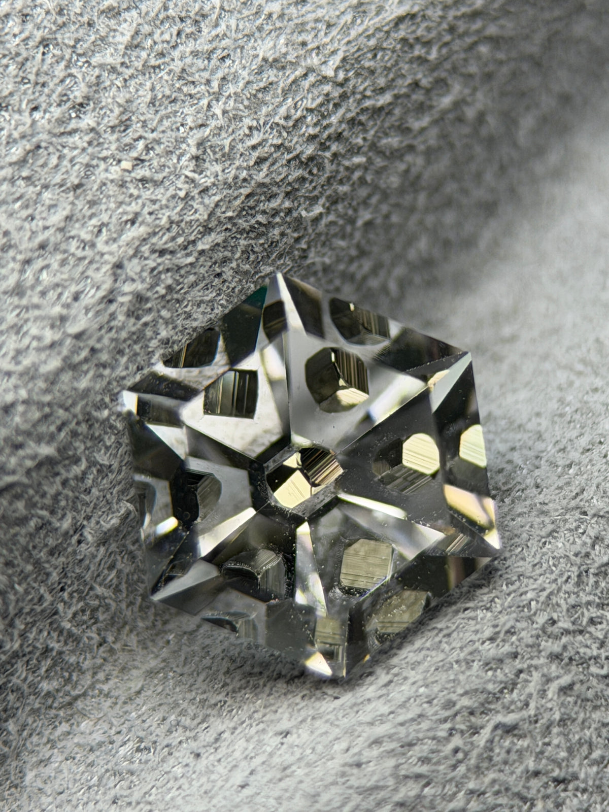 黃鐵礦內含水晶 – 1.36 克拉六角形萬花筒切工 (6.7 x 6.6 mm) – 哥倫比亞
