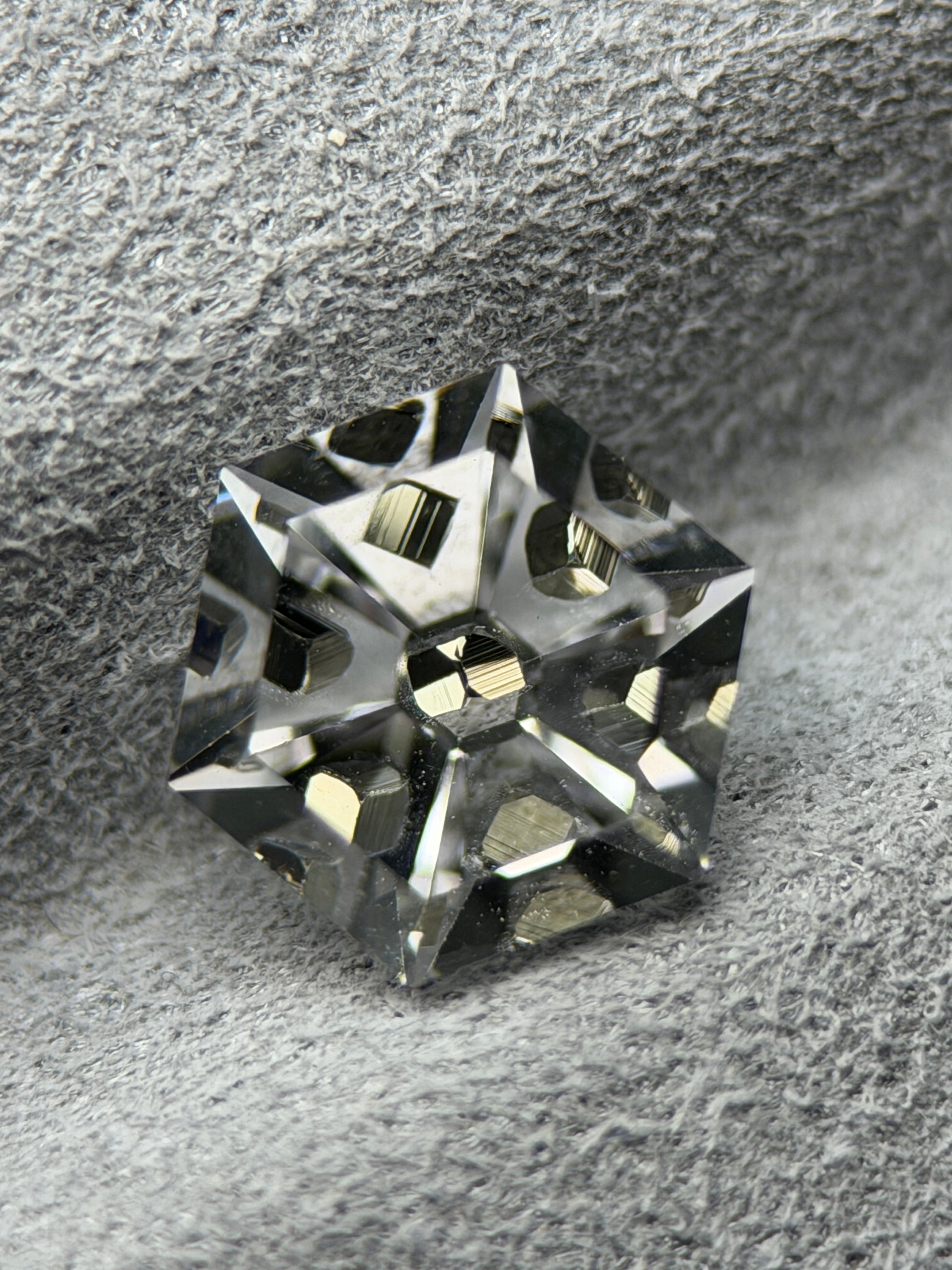 黃鐵礦內含水晶 – 1.36 克拉六角形萬花筒切工 (6.7 x 6.6 mm) – 哥倫比亞