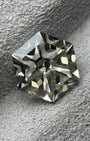 黃鐵礦內含水晶 – 1.36 克拉六角形萬花筒切工 (6.7 x 6.6 mm) – 哥倫比亞