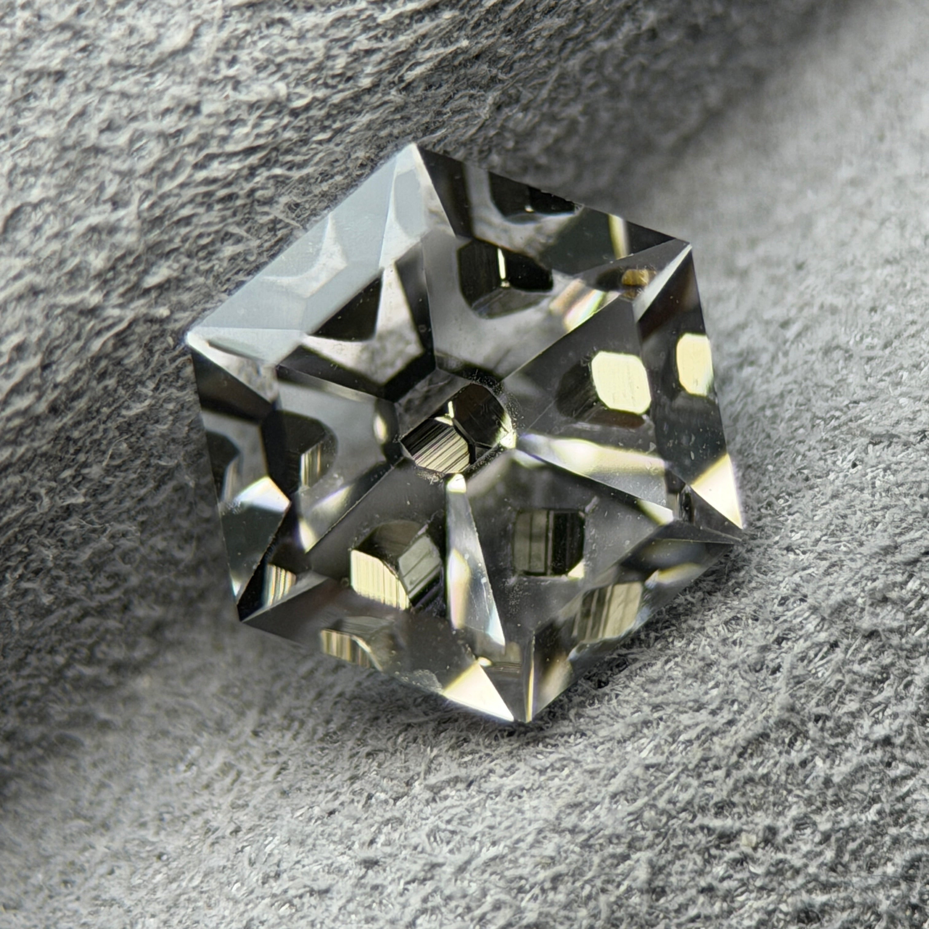 黃鐵礦內含水晶 – 1.36 克拉六角形萬花筒切工 (6.7 x 6.6 mm) – 哥倫比亞