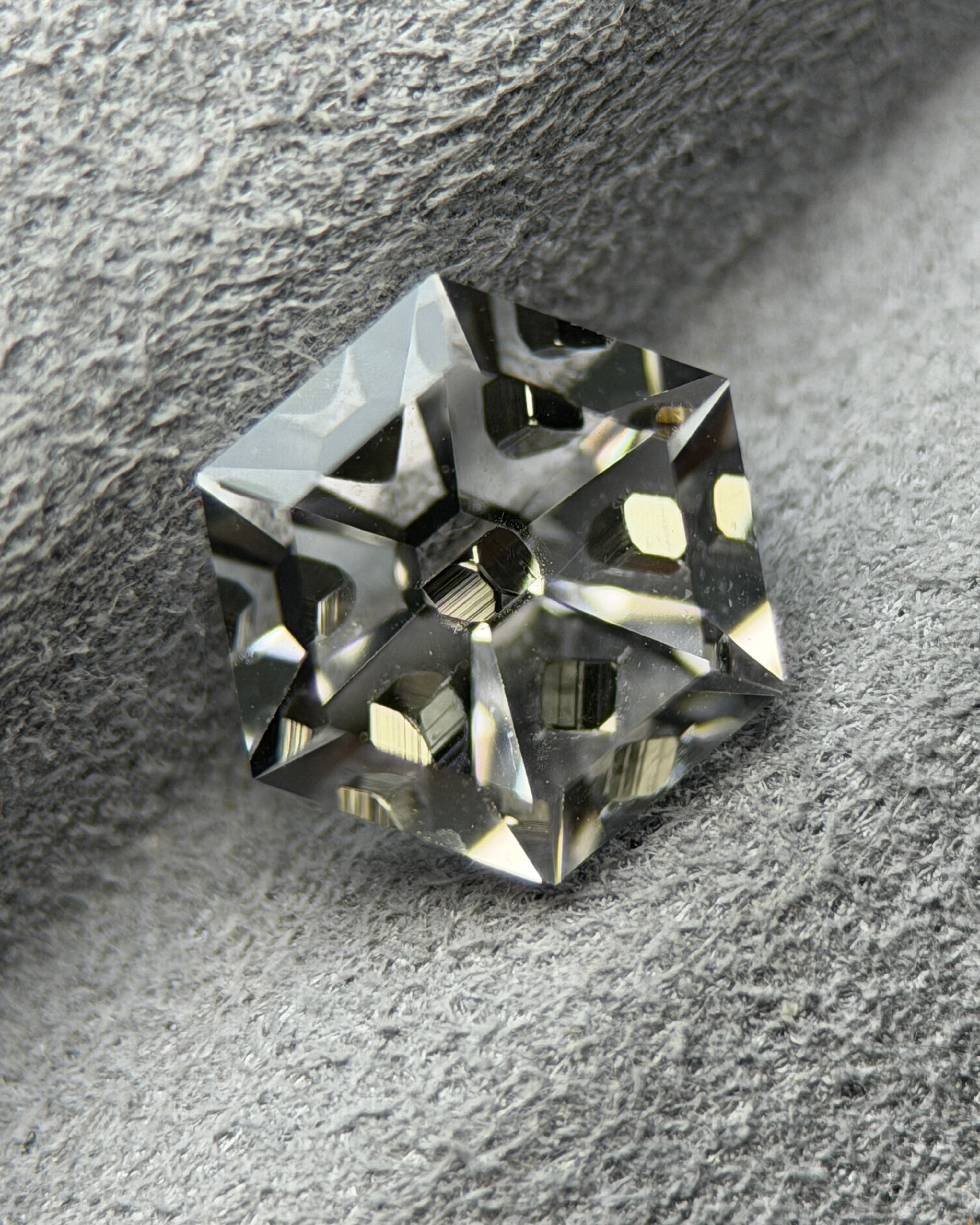 黃鐵礦內含水晶 – 1.36 克拉六角形萬花筒切工 (6.7 x 6.6 mm) – 哥倫比亞