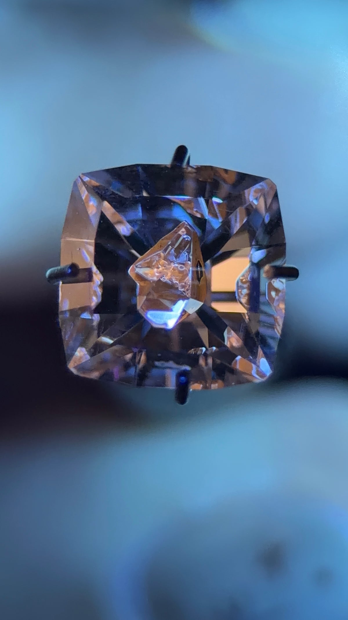 天然石油水晶 – 0.75 克拉八角形切割 (4.9 x 6.3 毫米) – 彩虹光暈與黑色礦物