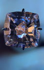 天然石油水晶 – 0.75 克拉八角形切割 (4.9 x 6.3 毫米) – 彩虹光暈與黑色礦物