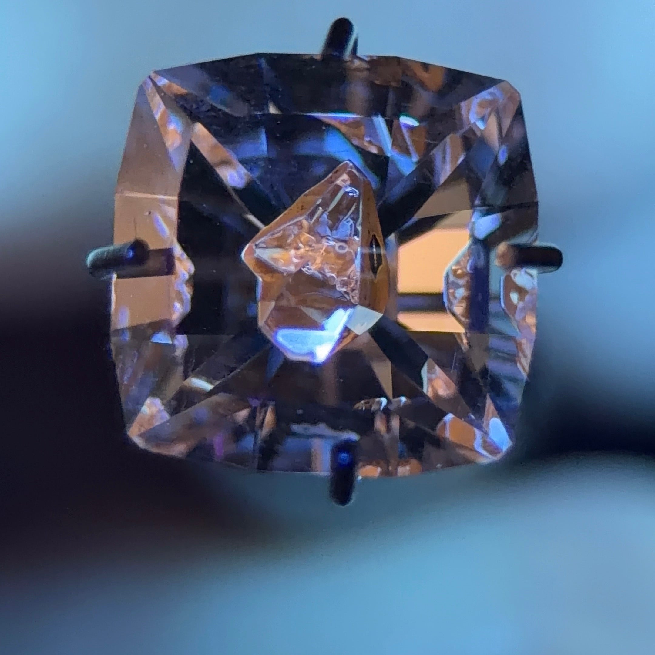 天然石油水晶 – 0.75 克拉八角形切割 (4.9 x 6.3 毫米) – 彩虹光暈與黑色礦物